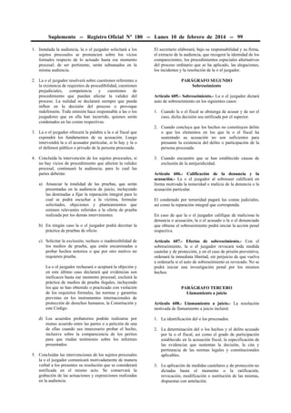 Suplemento -- Registro Oficial Nº 180 -- Lunes 10 de febrero de 2014 -- 99
1. Instalada la audiencia, la o el juzgador solicitará a los
sujetos procesales se pronuncien sobre los vicios
formales respecto de lo actuado hasta ese momento
procesal; de ser pertinente, serán subsanados en la
misma audiencia.

El secretario elaborará, bajo su responsabilidad y su firma,
el extracto de la audiencia, que recogerá la identidad de los
comparecientes, los procedimientos especiales alternativos
del proceso ordinario que se ha aplicado, las alegaciones,
los incidentes y la resolución de la o el juzgador.

2. La o el juzgador resolverá sobre cuestiones referentes a
la existencia de requisitos de procedibilidad, cuestiones
prejudiciales,
competencia
y
cuestiones
de
procedimiento que puedan afectar la validez del
proceso. La nulidad se declarará siempre que pueda
influir en la decisión del proceso o provoque
indefensión. Toda omisión hace responsable a las o los
juzgadores que en ella han incurrido, quienes serán
condenados en las costas respectivas.

PARÁGRAFO SEGUNDO
Sobreseimiento

3. La o el juzgador ofrecerá la palabra a la o al fiscal que
expondrá los fundamentos de su acusación. Luego
intervendrá la o el acusador particular, si lo hay y la o
el defensor público o privado de la persona procesada.
4. Concluida la intervención de los sujetos procesales, si
no hay vicios de procedimiento que afecten la validez
procesal, continuará la audiencia, para lo cual las
partes deberán:
a) Anunciar la totalidad de las pruebas, que serán
presentadas en la audiencia de juicio, incluyendo
las destinadas a fijar la reparación integral para lo
cual se podrá escuchar a la víctima, formular
solicitudes, objeciones y planteamientos que
estimen relevantes referidos a la oferta de prueba
realizada por los demás intervinientes.
b) En ningún caso la o el juzgador podrá decretar la
práctica de pruebas de oficio.
c) Solicitar la exclusión, rechazo o inadmisibilidad de
los medios de prueba, que estén encaminadas a
probar hechos notorios o que por otro motivo no
requieren prueba.
La o el juzgador rechazará o aceptará la objeción y
en este último caso declarará qué evidencias son
ineficaces hasta ese momento procesal; excluirá la
práctica de medios de prueba ilegales, incluyendo
los que se han obtenido o practicado con violación
de los requisitos formales, las normas y garantías
previstas en los instrumentos internacionales de
protección de derechos humanos, la Constitución y
este Código.
d) Los acuerdos probatorios podrán realizarse por
mutuo acuerdo entre las partes o a petición de una
de ellas cuando sea innecesario probar el hecho,
inclusive sobre la comparecencia de los peritos
para que rindan testimonio sobre los informes
presentados.
5. Concluidas las intervenciones de los sujetos procesales
la o el juzgador comunicará motivadamente de manera
verbal a los presentes su resolución que se considerará
notificada en el mismo acto. Se conservará la
grabación de las actuaciones y exposiciones realizadas
en la audiencia.

Artículo 605.- Sobreseimiento.- La o el juzgador dictará
auto de sobreseimiento en los siguientes casos:
1. Cuando la o el fiscal se abstenga de acusar y de ser el
caso, dicha decisión sea ratificada por el superior.
2. Cuando concluya que los hechos no constituyen delito
o que los elementos en los que la o el fiscal ha
sustentado su acusación no son suficientes para
presumir la existencia del delito o participación de la
persona procesada.
3. Cuando encuentre que se han establecido causas de
exclusión de la antijuridicidad.
Artículo 606.- Calificación de la denuncia y la
acusación.- La o el juzgador al sobreseer calificará en
forma motivada la temeridad o malicia de la denuncia o la
acusación particular.
El condenado por temeridad pagará las costas judiciales,
así como la reparación integral que corresponda.
En caso de que la o el juzgador califique de maliciosa la
denuncia o acusación, la o el acusado o la o el denunciado
que obtiene el sobreseimiento podrá iniciar la acción penal
respectiva.
Artículo 607.- Efectos de sobreseimiento.- Con el
sobreseimiento, la o el juzgador revocará toda medida
cautelar y de protección, y en el caso de prisión preventiva,
ordenará la inmediata libertad, sin perjuicio de que vuelva
a ordenarla si el auto de sobreseimiento es revocado. No se
podrá iniciar una investigación penal por los mismos
hechos.
PARÁGRAFO TERCERO
Llamamiento a juicio
Artículo 608.- Llamamiento a juicio.- La resolución
motivada de llamamiento a juicio incluirá:
1. La identificación del o los procesados.
2. La determinación del o los hechos y el delito acusado
por la o el fiscal, así como el grado de participación
establecido en la acusación fiscal, la especificación de
las evidencias que sustentan la decisión, la cita y
pertinencia de las normas legales y constitucionales
aplicables.
3. La aplicación de medidas cautelares y de protección no
dictadas hasta el momento o la ratificación,
revocación, modificación o sustitución de las mismas,
dispuestas con antelación.

 