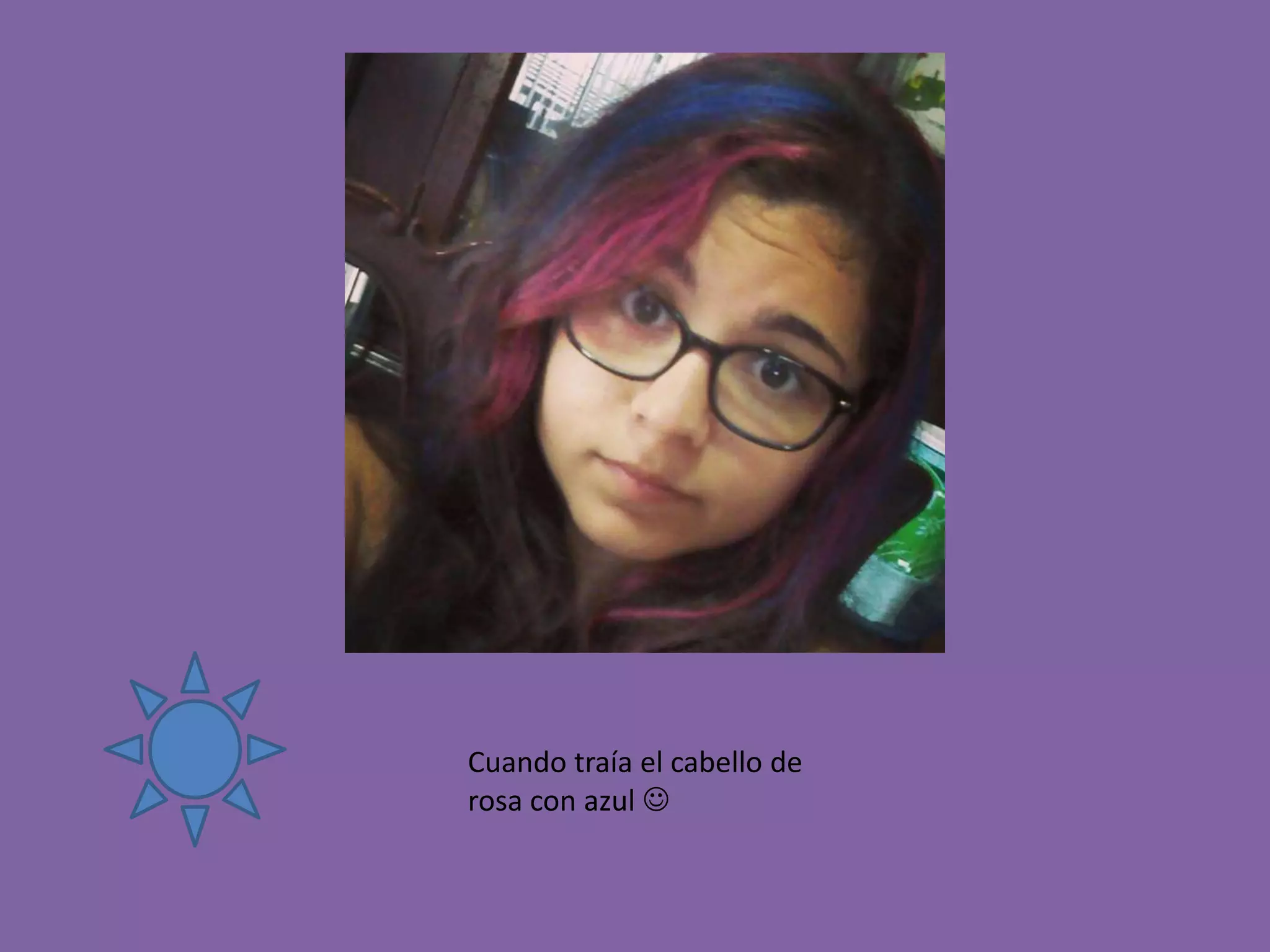 Cuando traía el cabello de
rosa con azul 