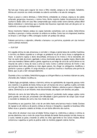 2M1U9T8
Na luta que travou para segurar de novo o filho rebelde, zangou-se de verdade. Safadinho.
Atirou um cocorote ao crânio enrolado na coberta vermelha e na saia de ramagens.
Pouco a pouco a cólera diminuiu, e Sinhá Vitória, embalando as crianças, enjoou-se da cadela
achacada, gargarejou muxoxos e nomes feios. Bicho nojento, babão. Inconveniência deixar
cachorro doido solto em casa. Mas compreendia que estava sendo severa demais, achava difícil
Baleia endoidecer e lamentava que o marido não houvesse esperado mais um dia para ver se
realmente a execução era indispensável.
Nesse momento Fabiano andava no copiar, batendo castanholas com os dedos. Sinhá Vitória
encolheu o pescoço e tentou encostar os ombros às orelhas. Como isso era impossível, levantou
os braços e, sem largar o filho, conseguiu ocultar um pedaço da cabeça.
Fabiano percorreu o alpendre, olhando a baraúna e as porteiras, açulando um cão invisível
contra animais invisíveis:
— Ecô! Ecô!
Em seguida entrou na sala, atravessou o corredor e chegou à janela baixa da cozinha. Examinou
o terreiro, viu Baleia coçando-se a esfregar as peladuras no pé de turco, levou a espingarda ao
rosto. A cachorra espiou o dono desconfiada, enroscou-se no tronco e foi-se desviando, até
ficar no outro lado da árvore, agachada e arisca, mostrando apenas as pupilas negras. Aborrecido
com essa manobra, Fabiano saltou a janela, esgueirou-se ao longo da cerca do curral, deteve-se no
mourão do canto e levou de novo a arma ao rosto. Como o animal estivesse de frente e não
apresentasse bom alvo, adiantou-se mais alguns passos. Ao chegar às catingueiras, modificou a
pontaria e puxou o gatilho. A carga alcançou os quartos traseiros e inutilizou uma perna de
Baleia, que se pôs a latir desesperadamente.
Ouvindo o tiro e os latidos,SinháVitória pegou-se àVirgem Maria e os meninos rolaram na cama,
chorando alto. Fabiano recolheu-se.
E Baleia fugiu precipitada, rodeou o barreiro, entrou no quintalzinho da esquerda, passou rente
aos craveiros e às panelas de losna, meteu-se por um buraco da cerca e ganhou o pátio, correndo
em três pés. Dirigiu-se ao copiar, mas temeu encontrar Fabiano e afastou-se para o chiqueiro das
cabras. Demorou-se aí um instante, meio desorientada, saiu depois sem destino, aos pulos.
Defronte do carro de bois faltou-lhe a perna traseira. E, perdendo muito sangue, andou como
gente grande, em dois pés, arrastando com dificuldade a parte posterior do corpo. Quis recuar
e esconder-se debaixo do carro, mas teve medo da roda.
Encaminhou-se aos juazeiros. Sob a raiz de um deles havia uma barroca macia e funda. Gostava
de espojar-se ali: cobria-se de poeira, evitava as moscas e mosquitos, e quando se levantava, tinha
folhas secas e gravetos colados às feridas, era um bicho diferente dos outros.
Caiu antes de alcançar essa cova arredada.Tentou erguer-se, endireitou a cabeça e estirou as
pernas dianteiras, mas o resto do corpo ficou deitado de banda. Nesta posição torcida, mexeu-se
a custo, ralando as patas, cravando as unhas no chão, agarrando-se nos seixos miúdos. Afinal
esmoreceu e aquietou-se junto às pedras onde os meninos jogavam cobras mortas.
 