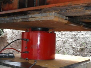 PROV E DI COLLAUDO SU PALI
STRUTTURA DI CONTRASTO: TRAVE IN ACCIAIO ANCORATA A
                PALI D’ANCORAGGIO

                             Trave in
                             acciaio    Ferri piegati del palo da testare per il rilievo
     Ferri long. dei pali,              degli spostamenti sotto carico
     ancorati alla trave
                                        Piastre di distribuzione dei carichi
                                        Martinetto
 