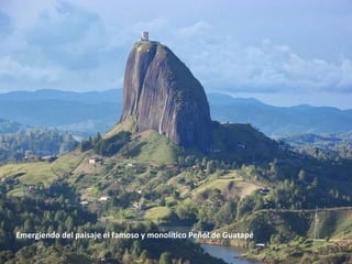 Emergiendo del paisaje el famoso y monolítico Peñól de Guatapé
 