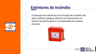 A aplicação dos extintores em princípio de incêndio não
deve justificar qualquer demora no acionamento no
sistema de alarme geral e na mobilização de maiores
recursos.
Extintores de Incêndio
 