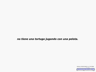 no tiene una tortuga jugando con una pelota.  