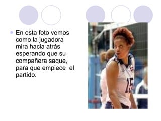 En esta foto vemos como la jugadora mira hacia atrás esperando que su compañera saque, para que empiece  el partido. 