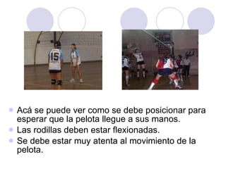 Acá se puede ver como se debe posicionar para esperar que la pelota llegue a sus manos. Las rodillas deben estar flexionadas. Se debe estar muy atenta al movimiento de la pelota. 