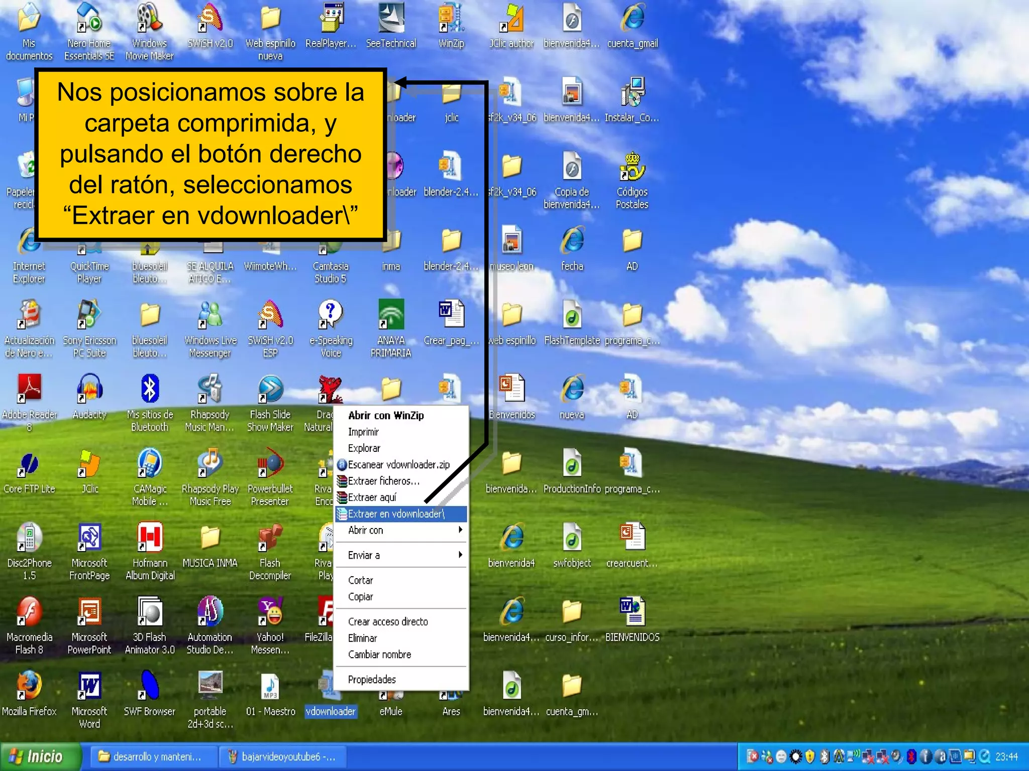 Nos posicionamos sobre la carpeta comprimida, y pulsando el botón derecho del ratón, seleccionamos “Extraer en vdownloader\” 