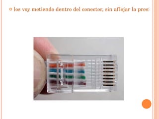 los voy metiendo dentro del conector, sin aflojar la presión sobre el extremo de la camisa, vigilando que cada uno entre por su carril ...   