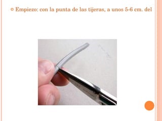 Empiezo: con la punta de las tijeras, a unos 5-6 cm. del extremo, pellizco la funda, camisa o aislamiento externo del cable, todo alrededor ...   