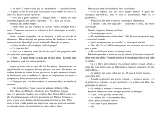 —Eu topo! É a única saída que eu vejo também — concordou Mário.
— A gente vai ter de usar pelo menos parte desse tempo da noite e os
intervalos das atividades esportivas.
—Será que a gente agüenta? — indagou Beto. — Diante do olhar
insistente da garota, ele mesmo respondeu: — É... Acho que vai dar...
Fernanda não perdeu tempo:
—Muito bem! Já que estamos de acordo, vamos começar hoje à
noite... Vamos nos encontrar no refeitório e de lá saímos para a reunião...
Alguma dúvida?
Como ninguém respondeu, ela se despediu e saiu em direção ao
alojamento. Mário deu-lhe uns poucos metros de distância e partiu na
mesma direção. Quando já haviam se afastado, Marcelo perguntou:
—Quem escolheu a Fernanda pra chefe do grupo?
—Eu é que não fui!
—Você viu a maneira como ela decidiu tudo? Não perguntou nada,
não quis saber nossa opinião...
—Bom... De certa forma, eu acho que ela está certa... Eu estou mais
pro basquete e você pra piscina, portanto...
Aquele primeiro dia até que não foi dos piores. Aparentemente, os
organizadores do programa haviam pensado em tudo. Os alunos que
vinham de todos os cantos do país precisavam de pelo menos um dia para
se familiarizar com o ambiente. E alguns até esqueceram um pouco a
competição e foram passear pelos arredores.
—Tem gente que veio fazer turismo — comentou Beto, a caminho do
encontro.
—Eles estão certos. Vi um pessoal aí, andando de barco. Olha...
Beto olhou para Marcelo e riu do seu jeito. No íntimo, pensava
que, se o garoto não mudasse nos próximos dias, ficaria difícil contar com
ele. Caminharam para o refeitório procurando por Mário e Fernanda, e,
como o lugar estava lotado, não conseguiram encontrar os dois. Além
disso, a fome era tão grande que na primeira vaga que apareceu sentaram-
se numa das mesas. Só encontraram os outros após o jantar.
Marcelo deu uma cotovelada em Beto e cochichou:
—Você já reparou que eles estão sempre juntos? A gente não
conseguiu encontrá-los, mas os dois se encontraram. Olhe só, os
pombinhos...
—Além disso, eles têm o interesse comum pela Matemática.
—É mesmo. Tinha até esquecido — concordou o outro, não muito
convencido.
Quando chegaram, Beto se justificou:
—Procuramos por vocês...
—Ah, o refeitório estava muito cheio... Não dá nem para guardar lugar
— retrucou Fernanda.
—Vocês se encontraram no caminho? — interrogou Marcelo.
—Não, não. Eu e o Mário conseguimos nos encontrar antes de entrar
para o jantar.
—Ah, vocês tiveram sorte — ironizou o outro.
Mário não percebeu a ironia na voz de Marcelo. Continuou impassível,
como era o seu hábito. Fernanda sentiu-se à vontade para dizer o que tinha
na cabeça.
—Eu e o Mário aproveitamos pra conhecer melhor o local. Afinal, a
gente não pode meter a cara na Matemática e esquecer a natureza. A gente
está na Bahia...
—Eu também dei umas voltas por aí... O lugar é bonito mesmo... —
concordou Beto.
—Amanhã, eu prometo que a gente começa... — tomou a garota. — E,
de preferência, pensando no que é perímetro... Eu já faço uma idéia, mas
precisamos ter certeza...
—Eu conheço o assunto — retrucou Marcelo.
Fernanda observou-o sem conseguir esconder a admiração.
—O quê? Acho que não entendi bem...
—Eu também não — acompanhou Beto.
Após a pausa, Fernanda repetiu:
—Você sabe o que é perímetro?
—Sei.
 