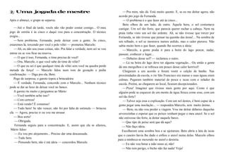 Uma jogada de mestre
Após o almoço, o grupo se separou.
—Até o final da tarde, vocês não vão poder contar comigo... O meu
jogo de estréia é às cinco e daqui vou para a concentração. O técnico
exigiu...
—Sem problema, Fernanda, pode deixar com a gente. Às cinco,
estaremos lá, torcendo por você e pelo vôlei — prometeu Marcelo.
—Ah, eu não sou essas coisas, não. Pra falar a verdade, nem sei se vou
entrar ou se vou ficar na reserva.
—O que é isso, Fernanda, o time precisa de você!
—Ora, Marcelo, o que você sabe do time de vôlei?
—O que eu sei é que qualquer time de vôlei sem você na quadra perde
metade da força! — Marcelo falou num tom de gozação e pediu
confirmação: — Diga pra ela, Beto.
Pego de surpresa, o garoto topou a brincadeira:
— É verdade, Fernanda, concordo com o Marcelo... Nenhum técnico
pode se dar ao luxo de deixar você no banco.
A garota riu muito e perguntou ao Mário:
—Você também acha isso?
—Com certeza!
—Está vendo? É consenso!
—Tudo bem! Se não vencer, não foi por falta de estímulo — brincou
ela. — Agora, preciso ir ou vou me atrasar.
—Boa sorte!
—Obrigada.
Fernanda seguiu para a concentração. E, assim que ela se afastou,
Mário falou:
—Eu vou pro alojamento... Preciso dar uma descansada.
—Tudo bem.
—Pensando bem, não é má ideia — concordou Marcelo.
—Pra mim, não dá. Está muito quente. E, se eu me deitar agora, não
acordo pro jogo da Fernanda.
—O problema é o que fazer até às cinco...
Beto olhou de um lado, de outro. Àquela hora, o sol costumava
castigar. Um sol tão forte, que parecia querer rachar a cabeça. Nem na
praia tinha visto um sol tão ardente. Ah, se não tivesse que torcer por
Fernanda, se não tivesse que pensar na questão das áreas!... Na sombra de
um telhado, o sol se mostrava menos ardido, mas o calor piorava. Não
sabia muito bem o que fazer, quando lhe ocorreu a ideia:
—Marcelo, a gente podia ir para a beira do lago pescar, nadar,
passear, conhecer o lugar...
—Debaixo desse sol? — reclamou o outro.
—Lá na beira do lago deve ter alguma vegetação... Ou então a gente
dá uns mergulhos e se refresca um pouco desse calor horrível!
Chegaram a um acordo e foram vestir o calção de banho. Nas
proximidades da escola, o rio São Francisco era manso e suas águas eram
calmas. Pegaram também material de pesca e iscas com o zelador da
escola. Porém, ao chegarem ao local, ficaram decepcionados.
—Puxa! Imaginei que tivesse mais gente por aqui. Como é que
alguém pode se esquecer de um monte de água fresca como esse, com um
sol tão forte?
—Talvez seja essa a explicação. Com um sol destes, é bem capaz de a
gente pegar uma insolação... — respondeu Marcelo, sem muito ânimo.
— Bem, eu não vou perder a viagem. Vou me deitar debaixo daquelas
arvorezinhas e esperar que os peixes venham pegar o meu anzol. Se o sol
não estivesse tão forte, ia deitar naquele barco.
—Que tipo de peixe será que dá aqui?
—Não faço ideia.
Escolheram uma sombra boa e se ajeitaram. Beto abriu a lata de iscas
que o caseiro havia lhe dado e enfiou o anzol numa delas. Marcelo olhou
para a minhoca se mexendo no anzol e desistiu.
—Eu não vou botar a mão nisso aí, não!
—Não tem perigo, o bicho não faz nada! Veja!
 