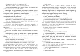 —Por que você não sobe lá e pergunta pra ele?
—Para falar a verdade, eu nem sei se tem alguém lá...
—Ele se escondeu quando eu te chamei... Espere um pouquinho que
você vai ver o cara com o chapelão. Olhe!
Pela primeira vez, o companheiro levou a sério o alerta, pois, ao
levantar os olhos, teve de fato a sensação de que alguém se escondia atrás
da vegetação. Depois, pensando bem, tomou à sensatez.
—Marcelo, o que alguém poderia querer de dois garotos como nós?
Nem as nossas roupas são grande coisa...
—Você nunca ouviu falar em sequestro, não?
—Sequestro? A gente não tem cara de quem tem pai milionário...
—Será que ele pensa da mesma maneira? Olha ele lá, de novo! Será
que não é melhor chamar por socorro?
—Eu não vi mais ninguém por aqui... Mas estava reparando... A
vegetação aqui é muito rala, não dá para esconder ninguém... Portanto, se
a gente subir...
Marcelo encarou o amigo com os olhos arregalados:
— Beto, você está falando de subir o barranco e passar por onde ele
está?
—Isso mesmo. Aí, a gente fica sabendo qual é a intenção dele. Vamos
agora que ele está olhando... É importante que ele entenda a nossa
decisão.
—Olhe, Beto... Eu não sei se é uma boa ideia, não.
—E você prefere ficar aqui até escurecer?
—Está bem... Lá está ele de novo... Ah, isso não vai acabar bem...
Enquanto recolhia o material de pesca e guardava a lata de iscas,
Beto prestava atenção no local de onde o vulto aparecia. Daquela vez,
Marcelo tinha razão. Não havia dúvida de que alguém estava
bisbilhotando. Ele mostrava a cabeça e tão logo era percebido se escondia.
—Vamos, Marcelo... Nós somos dois e ele está sozinho. Qualquer
problema, um sempre vai conseguir escapar e pedir ajuda, certo?
—Certo.
—Então, vamos.
Beto falou e iniciou a subida. Marcelo, morrendo de medo,
acompanhou-o, procurando manter-se bem próximo. O vulto mostrou-se
por mais tempo, percebendo talvez a manobra dos garotos, e então
desapareceu atrás do mato. Os dois subiram com cuidado, evitando ser
surpreendidos. A cada passo, vasculhavam por entre os arbustos. E
chegaram à parte superior do terreno sem ver ninguém.
—Engraçado... Não tem ninguém... — comentou Beto.
—Será... Será que era um fantasma?
—Ora, Marcelo... Se o cara não está aqui, é porque foi embora.
—Bem, talvez seja melhor assim... Vamos voltar para a escola.
Os dois tomaram a direção da escola, um tanto ressabiados, porque não
havia ninguém no caminho a quem pudessem pedir ajuda em caso de
necessidade. Por outro lado, havia lugares onde o sujeito poderia muito
bem se esconder e preparar uma tocaia.
De repente, Marcelo chamou a atenção do companheiro:
—Beto, olhe aquela casa...
—O que tem?
—O que tem? Aquilo parece casa mal-assombrada!
— Você está exagerando... É uma casa simples...
À medida que andavam, foram se distanciando da casa, fazendo uma
espécie de arco. Mas, então, Beto resolveu dar uma olhada no casebre
rústico de portas e janelas abertas.
—Esta vendo? É uma casa comum, simples... E está vazia; o dono
deve andar por aí...
—A gente sabe muito bem onde anda o dono...
Com os olhos presos na casa, não perceberam a aproximação do
homem com longas barbas e chapelão na mão.
—Vocês precisam de alguma coisa? — perguntou ele.
— Eu... eu... Nós...
—Vamos embora, Beto.
 