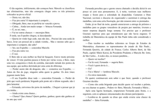 O dia seguinte, infelizmente, não começou bem. Marcelo se classificou
nas eliminatórias, mas não conseguiu chegar entre os três primeiros
colocados na prova oficial.
—Desta vez, não deu.
—Fica pra outra! O importante é competir...
—Obrigado, Beto, mas eu preferia ter vencido a prova.
—Calma... Ainda tem muito tempo — brincou Fernanda.
—É, eu sei, mas...
—Vai ter outras chances — encorajou Beto.
À tarde, seu Expedito chegou, se desculpando:
—Queria ter vindo logo cedo, mas não deu... Precisei dar uma saída de
barco, levar um pessoal até a cidade vizinha... Mas o menino sabe que o
importante é competir, não sabe?
—Sei, seu Expedito — concordou Marcelo.
—Fica pra outra vez.
—É isso.
E Beto não se saiu melhor na final de basquete. Esteve muito próximo
de vencer. O time paulista passou à frente por várias vezes, e Beto, mais
uma vez, conquistou o título de cestinha, marcando metade dos pontos da
sua equipe, que acabou derrotada por uma cesta de diferença.
— Perder assim não dá desgosto, não — comentou seu Expedito. —
Antes do fim do jogo, ninguém sabia quem ia ganhar. Os dois times
jogaram muito bem.
—O seu Expedito disse tudo — concordou Fernanda. — Perder do
jeito que vocês perderam, brigando pelo ponto até o último segundo, não é
para lamentar.
—Fernanda, estivemos tão perto da medalha... Cheguei a pensar que já
era minha...
—Ainda existe uma chance...
— Chance? Que chance? Quem ganhou, ganhou; quem não ganhou só
no ano que vem!
Fernanda percebeu que o garoto estava chateado e decidiu deixá-lo um
pouco só com seus pensamentos. E, à noite, vestiram suas melhores
roupas e foram para a solenidade de despedidas. Cantaram o Hino
Nacional, ouviram o discurso do organizador e assistiram à entrega das
medalhas, com uma certa frustração, por não estarem entre os premiados.
Então, já no final da noite, quando anunciavam a entrega de prêmios e
medalhas para os grupos vencedores de projeto por matérias, tiveram a
maior surpresa daquela longa semana. Foi preciso que o professor
Graziani repetisse para que entendessem que não havia enganos. O
trabalho de Matemática da equipe de São Paulo tinha sido considerado o
melhor.
—Para receber as medalhas referentes ao Grupo de Estudos de
Matemática, chamamos os representantes do estado de São Paulo...
Fernanda Queirós, da cidade de Franca; Carlos Alberto Berti, de São
Paulo, capital; Mário Kawai, de Presidente Prudente; e Marcelo Be- lotto,
de São Carlos... A todos eles, os nossos parabéns...
—Quem vai receber?
—Vai lá você, Fernanda — sugeriu Beto.
—Você é quem devia ir...
—Eu?
—Vai o Mário! — lembrou Marcelo.
—Eu estou mancando.
Os quatro continuavam sem saber o que fazer, quando o professor
Graziani decidiu:
— Como eles estão brigando para decidir quem vai receber o prêmio,
eu vou chamar os quatro... Podem vir: Beto, Marcelo, Fernanda e Mário...
Após uma ligeira hesitação, empurraram Fernanda para frente, e a
seguiram, com os aplausos entusiasmados dos demais participantes.
—Lembra-se de quando eu disse que ainda existia uma chance de
medalha? — falou Fernanda.
 