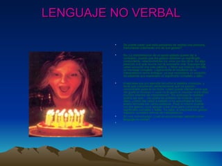 LENGUAJE   NO VERBAL Se puede saber qué está pensando de verdad una persona, traduciendo solamente uno de sus gestos?  No. La interpretación de un gesto aislado puede dar a confusión, puesto que los gestos obtienen un significado contundente, relacionándose los unos con los otros. Es algo parecido a lo que ocurre con la expresión oral. Suponga que usted escucha una sola palabra, y tiene que traducir con ella un mensaje completo. Lógicamente el resultado de su interpretación sería ambiguo, ya que necesitaría un conjunto de palabras que expresara un significado completo y claro.  Imagínese que por ejemplo escucha la palabra «música», y tiene que comprender perfectamente qué ha querido comunicarle quien la ha dicho. Usted puede intentar intuir que «le gusta la música» o «que no le gusta la música» entre otros muchos intentos de interpretación. Sin embargo la realidad podría ser que. ..«su padre es profesor de música», pero claro, ¿cómo iba usted a saberlo si no escuchaba la frase entera formada por varias palabras. Pues lo mismo sucede con los gestos, unos apoyan a los otros para comunicar un significado completo y fiable. Ya sabe, si interpreta los gestos aislados cometerá errores de interpretación.  En una conversación ¿cuál es el porcentaje valorado como lenguaje no verbal?  