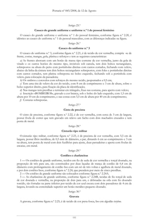 Portaria nº 845/2008, de 12 de Agosto




                                              Artigo 25.º
               Casaco do grande uniforme e uniforme n.º 1 do pessoal feminino
   O casaco do grande uniforme e uniforme n.º 1 do pessoal feminino, conforme figura n.º 2.20, é
idêntico ao casaco do uniforme n.º 1 do pessoal masculino, com as diferenças indicadas na figura.
                                              Artigo 26.º
                                     Casaco do uniforme n.º 3
   O casaco do uniforme n.º 3, conforme figura n.º 2.21, é de tecido de cor vermelha, compõe -se de
frente, costas, mangas, gola, platina e reforços e tem as seguintes características:
   a) As frentes abotoam com um botão de massa tipo corrente de cor vermelha, junto da gola de
virado e os outros botões do mesmo tipo, invisíveis sob carcela, tem dois bolsos rectangulares,
sobrepostos na altura do peito com portinholas direitas com cantos cortados, fechando com velcro,
abaixo da linha da cintura tem dois bolsos rectangulares sobrepostos, com foles e portinholas direitas
com cantos cortados, tem platina sobreposta no bolso esquerdo, fechando sob a portinhola com
velcro, para colocação da passadeira;
   b) Os ombros e cotovelos com reforços do mesmo tecido, pespontados a 0,5 cm;
   c) Tem uma tira de velcro da cor do tecido, com 8 cm de comprimento e 3 cm de altura, sobre o
bolso superior direito, para fixação da placa de identificação;
   d) Nas mangas tem presilhas a terminar em triângulo, fixas nas costuras, para aperto com velcro;
   e) Inscrição «BOMBEIROS», gravado a cor branca, sob o bolso do lado esquerdo, com 1,5 cm de
altura por 10 cm de comprimento, e nas costas com 5,5 cm de altura por 40 cm de comprimento;
   f) Costuras sobrepostas.
                                              Artigo 27.º
                                          Cinto de precinta
  O cinto de precinta, conforme figura n.º 2.22, é de cor vermelha, com cerca de 3 cm de largura,
possui fivela de correr que tem gravado em relevo um facho com dois machados cruzados e tem
ponta de metal.
                                              Artigo 28.º
                                        Cinturão tipo militar
   O cinturão tipo militar, conforme figura n.º 2.23, é de precinta de cor vermelha, com 5,5 cm de
largura, possui ilhós metálicas, de 0,5 mm de diâmetro, a par, distando 6 cm ao comprimento e 3 cm
na altura, tem ponta de metal com dois fuzilhões para ajuste, duas passadeiras e aperta com fivelas de
encaixe, em metal.
                                              Artigo 29.º
                                       Cordões e charlateiras
   1 — Os cordões de grande uniforme, tecidos em fio de seda de cor vermelha e torçal dourado, na
proporção de três para um, são constituídos por duas laçadas de trança de cordão de 0,4 cm de
diâmetro com prolongamento de cordão liso com um nó de três voltas e agulheta de metal dourado,
e por dois cordões lisos, conforme figura n.º 2.24, que prendem por meio de cinco presilhas.
   2 — Os cordões de grande uniforme são colocados conforme figura n.º 2.24A.
   3 — As charlateiras de grande uniforme, conforme figura n.º 2.24B, tecidas de fio torçal de seda
de cor dourada e vermelha, na proporção de dois para um, e debruadas na orla com fio dourado
torcido, são forradas na parte inferior por tecido de cor azul escura com dois passadores de 4 cm de
largura, levando na extremidade superior um botão metálico pequeno dourado.
                                              Artigo 30.º
                                               Gravata
  A gravata, conforme figura n.º 2.25, é de tecido de cor preta fosca, liso em algodão terylene.




                                                  141
 