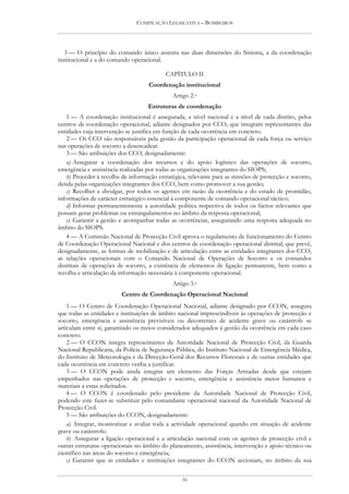 COMPILAÇÃO LEGISLATIVA – BOMBEIROS




   3 — O princípio do comando único assenta nas duas dimensões do Sistema, a da coordenação
institucional e a do comando operacional.

                                           CAPÍTULO II
                                    Coordenação institucional
                                              Artigo 2.o
                                    Estruturas de coordenação
    1 — A coordenação institucional é assegurada, a nível nacional e a nível de cada distrito, pelos
centros de coordenação operacional, adiante designados por CCO, que integram representantes das
entidades cuja intervenção se justifica em função de cada ocorrência em concreto.
    2 — Os CCO são responsáveis pela gestão da participação operacional de cada força ou serviço
nas operações de socorro a desencadear.
    3 — São atribuições dos CCO, designadamente:
    a) Assegurar a coordenação dos recursos e do apoio logístico das operações de socorro,
emergência e assistência realizadas por todas as organizações integrantes do SIOPS;
    b) Proceder à recolha de informação estratégica, relevante para as missões de protecção e socorro,
detida pelas organizações integrantes dos CCO, bem como promover a sua gestão;
    c) Recolher e divulgar, por todos os agentes em razão da ocorrência e do estado de prontidão,
informações de carácter estratégico essencial à componente de comando operacional táctico;
    d) Informar permanentemente a autoridade política respectiva de todos os factos relevantes que
possam gerar problemas ou estrangulamentos no âmbito da resposta operacional;
    e) Garantir a gestão e acompanhar todas as ocorrências, assegurando uma resposta adequada no
âmbito do SIOPS.
    4 — A Comissão Nacional de Protecção Civil aprova o regulamento de funcionamento do Centro
de Coordenação Operacional Nacional e dos centros de coordenação operacional distrital, que prevê,
designadamente, as formas de mobilização e de articulação entre as entidades integrantes dos CCO,
as relações operacionais com o Comando Nacional de Operações de Socorro e os comandos
distritais de operações de socorro, a existência de elementos de ligação permanente, bem como a
recolha e articulação da informação necessária à componente operacional.
                                              Artigo 3.o
                         Centro de Coordenação Operacional Nacional
    1 — O Centro de Coordenação Operacional Nacional, adiante designado por CCON, assegura
que todas as entidades e instituições de âmbito nacional imprescindíveis às operações de protecção e
socorro, emergência e assistência previsíveis ou decorrentes de acidente grave ou catástrofe se
articulam entre si, garantindo os meios considerados adequados à gestão da ocorrência em cada caso
concreto.
    2 — O CCON integra representantes da Autoridade Nacional de Protecção Civil, da Guarda
Nacional Republicana, da Polícia de Segurança Pública, do Instituto Nacional de Emergência Médica,
do Instituto de Meteorologia e da Direcção-Geral dos Recursos Florestais e de outras entidades que
cada ocorrência em concreto venha a justificar.
    3 — O CCON pode ainda integrar um elemento das Forças Armadas desde que estejam
empenhados nas operações de protecção e socorro, emergência e assistência meios humanos e
materiais a estas solicitados.
    4 — O CCON é coordenado pelo presidente da Autoridade Nacional de Protecção Civil,
podendo este fazer-se substituir pelo comandante operacional nacional da Autoridade Nacional de
Protecção Civil.
    5 — São atribuições do CCON, designadamente:
    a) Integrar, monitorizar e avaliar toda a actividade operacional quando em situação de acidente
grave ou catástrofe;
    b) Assegurar a ligação operacional e a articulação nacional com os agentes de protecção civil e
outras estruturas operacionais no âmbito do planeamento, assistência, intervenção e apoio técnico ou
científico nas áreas do socorro e emergência;
    c) Garantir que as entidades e instituições integrantes do CCON accionam, no âmbito da sua


                                                 36
 