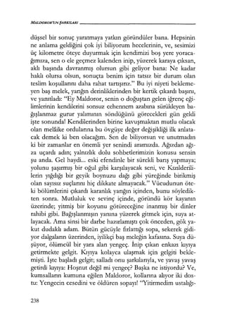 MALDOROR'UN ŞARKILARI------------------
düşsel bir sonuç yaratmaya yatkın göründüler bana. Hepsinin
ne anlama geldiğini çok iyi biliyorum hecelerinin, ve, sesimizi
üç kilometre öteye duyurmak için kendimizi boş yere yoraca-
ğımıza, sen o ele geçmez kalenden inip, yüzerek karaya çıksan,
aklı başında davranmış olursun gibi geliyor bana: Ne kadar
haklı olursa olsun, sonuçta benim için tatsız bir durum olan
teslim koşullarını daha rahat tartışırız." Bu iyi niyeti bekleme-
yen baş melek, yarığın derinliklerinden bir kertik çıkardı başını,
ve yanıtladı: "Ey Maldoror, senin o doğuştan gelen iğrenç eği­
limlerinin kendilerini sonsuz cehennem azabına sürükleyen ba-
ğışlanmaz gurur yalımının söndüğünü görecekleri gün geldi
işte sonunda! Kendilerinden birine kavuşmaktan mutlu olacak
olan melaike ordularına bu övgüye değer değişikliği ilk anlata-
cak demek ki ben olacağım. Sen de biliyorsun ve unutmadın
ki bir zamanlar en önemli yer senindi aramızda. Ağızdan ağı­
za uçardı adın; yalnızlık dolu sohbetlerimizin konusu sensin
şu anda. Gel haydi... eski efendinle bir sürekli barış yapmaya;
yolunu şaşırmış bir oğul gibi karşılayacak seni, ve Kızılderili­
lerin yığdığı bir geyik boynuzu dağı gibi yüreğinde birikmiş
olan sayısız suçlarını hiç dikkate almayacak." Vücudunun öte-
ki bölümlerini çıkardı karanlık yarığın içinden, bunu söyledik-
ten sonra. Mutluluk ve sevinç içinde, göründü kör kayanın
üzerinde; yitmiş bir koyunu götüreceğine inanmış bir dinler
rahibi gibi. Bağışlanmışın yanına yüzerek gitmek için, suya at-
layacak. Ama sinsi bir darbe hazırlamıştı çok önceden, gök ya-
kut dudaklı adam. Bütün gücüyle fırlattığı sopa, sekerek gidi-
yor dalgaların üzerinden, iyilikçi baş meleğin kafasına. Suya dü-
şüyor, ölümcül bir yara alan yengeç. İnip çıkan enkazı kıyıya
getirmekte gelgit. Kıyıya kolayca ulaşmak için gelgiti bekle-
mişti. İşte başladı gelgit; salladı onu şarkılarıyla, ve yavaş yavaş
getirdi kıyıya: Hoşnut değil mi yengeç? Başka ne istiyordu? Ve,
kumsalların kumuna eğilen Maldoror, kollarına alıyor iki dos-
tu: Yengecin cesedini ve öldüren sopayı! ''Yitirmedim ustalığı-
238
 
