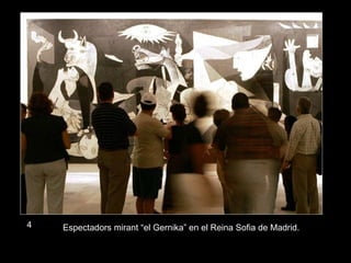 Espectadors mirant “el Gernika” en el Reina Sofia de Madrid. 4 