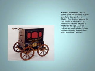 LA VESTIMENTA DE LOS CHULAPOS Y CHULAPASEl chulapo lleva:       un chaqueta o chaleco con un clavel en la solapa,pantalones oscuros, botines una gorra negra a cuadros y un pañuelo blanco al cuello.Ellas llevan:       Un pañuelo banco con un clavel, una blusa ajustada con una falda de lunares o el vestido típico de lunares acompañado con el Mantón de Manila.