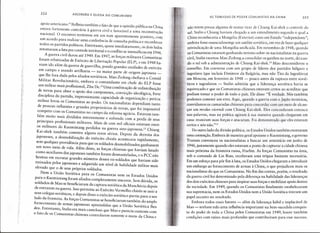 222 ASCENSAo E QUEDA DO COMUNISMO
AS TOMADAS DE PODER COMUNISTAS NA CHINA 223
apoio arnericano.!' Refletiu também o fato de que a opinião pública na China
estava fortemente contrária à guerra civil e favorável a uma reconstrução
nacional. O encontro terminou em um tom aparentemente positivo, com
um acordo para realizar uma conferência de consulta política e reconhecer
todos os partidos políticos. Entretanto, quase imediatamente, os dois lados
retomaram a luta por controle territorial e o conflito se intensificou em 1946_
A guerra civil durou até 1949. Em 1947, as forças militaresCom~nistas
foram rebatizadas de Exército de Libertação Popular (ELP),-e em 1948 ha-
viam ido além da guerra de guerrilha, pondo grandes unidades de exército
em campo e usando artilharia - na maior parte de origem japonesa ~
que lhe fora dada pelos aliados soviéticos. Mao Zedong chefiava o Comitê
Militar Revolucionário, embora o comandante em chefe do ELP fosse
um militar mais profissional, Zhu De.12
Uma combinação de redistribuição
de terras para obter o apoio dos camponeses, convicção ideológica, forte
disciplina do partido, impressionante capacidade de organização e perícia
militar levou os Comunistas ao poder. Os nacionalistas dependiam tanto
de pessoas influentes e grandes proprietários de terras, que foi impossível
competir Com os Comunistas no campo da reforma agrária. Estavam tam-
bém muito mais divididos internamente e sofrendo com a perda de seus
principais profissionais militares. Mais de cem mil oficiais estavam entre
os militares do Kuomintang perdidos na guerra sino-japonesa.13 Chiang
Kai-shek também cometeu alguns erros sérios. Depois da derrota dos
japoneses, a desmobilização do exército chinês acontecera rapidamente,
sem qualquer providência para que os soldados desmobilizados ganhassem
um novo meio de vida. Além disso, as forças chinesas que haviam lutado
como auxiliares dos japoneses também foram desmanteladas, e o PCC não
hesitou em recrutar grandes números desses ex-soldados que haviam sido
treinados pelos japoneses e adquirido um nível de habilidade militar mais
elevado que o de seus próprios soldados.
Nem a União Soviética para os Comunistas nem os Estados Unidos
para o Kuomintang foram aliados completamente sinceros. Sem dúvida, os
soldados de Mao se beneficiaram da captura soviética da Manchúria depois
de entrarem na guerra. Isso permitiu ao Exército Vermelho chinês se unir a
seu,s colegas soviéticos, e depois disso o exército soviético partiu para o seu
lado d~ fronteira. As forças Comunistas se beneficiaram também do amplo
forneCImento de armas japonesas apreendidas que a União Soviética Ihes
deu. Entretanto, Stalin era mais cauteloso que Mao e parecia contente com
o fato de os Comunistas chineses controlarem somente o norte da China e
não terem pressa alguma de tentar tirar de Chiang Kai-shek o controle do
sul. Stalin e Chiang haviam chegado a um entendi~ento segundo o qual a
China reconheceria a Mongólia (Exterior) como um Estado "independente",
embora fosse essencialmentge um satélite soviético, em vez de fazer qualquer
reivindicação de uma Mongólia unificada. Em novembro de 1948, quando
os Comunistas estavam ganhando terreno sobre os nacionalistas na guerra
civil, Stalin exortou Mao Zedong a consolidar os ganhos no norte, deixan-
do o sul sob a administração de Chiang Kai-shek.!" Mao desconsiderou o
conselho. Em conversa com um grupo de líderes dos partidos búlgaro e
iugoslavo (que incluía Dimitrov da Bulgária, mas não Tito- da Iugoslávia)
em Moscou, em fevereiro de 1948 - pouco antes da ruptura entre sovié-
ticos e iugoslavos - Stalin admitiu que a liderança soviética havia se
equivocado e que os Comunistas chineses estavam certos ao acreditar que
podiam tomar o poder de todo o país. Ele disse: "É verdade. Nós também
podemos cometer um erro. Aqui, quando a guerra com o Japão terminou,
convidamos os camaradas chineses para concordar com um meio de alcan-
çar um modus vivendi com Chiang Kai-shek. Eles concordaram conosco
nas palavras, mas na prática agiram à sua maneira quando chegaram em
casa: reuniram suas forças e atacaram. Foi demonstrado que eles estavam
certos e nós não."!'
Do outro lado da divisão política, os Estados Unidos também exortaram
uma contenção. Embora de maneira geral apoiasse o Kuomintang, o governo
Truman convenceu os nacionalistas a buscar um armistício em junho de
1946, justamente quando eles estavam a ponto de capturar a cidade chinesa
mais próxima da fronteira russa, Harbin. As forças Comunistas na área,
sob o comando de Lin Biao, receberam uma trégua bastante necessária.
Em um esforço para pôr fim à luta, os Estados Unidos chegaram a introduzir
um embargo ao fornecimento de armas à China, o que prejudicou mais os
nacionalistas do que os Comunistas. No fim das contas, porém, o resultado
da guerra civil foi determinado pela diferença na habilidade das lideranças
dos dois exércitos chineses para inspirar suas forças e mobilizar apoio dentro
da sociedade. Em 1949, quando os Comunistas finalmente estabeleceram
sua supremacia, nem os Estados Unidos nem a União Soviética tiveram um
papel oectsivo no resultado. ,
Embora todos esses fatores - além da liderança hábil e implacável de
Mao - tenham tido uma influência importante na bem-sucedida conquis-
ta do poder de toda a China pelos Comunistas em 1949, houve também
condições com raizes mais profundas que contribuíram para esse sucesso.
 