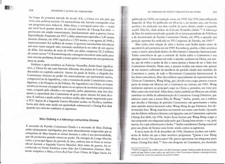 224 ASCENSAo E QUEDA DO COMUNISMO
~o.longo da primeira metade do século XX, a China era um país que
VIVIauma pobreza terrível. Os nacionalistas não haviam conseguido criar
um programa para reduzi-Ia. Além disso, a corrupção entre eles - tanto
em nível local quanto dentro do círculo familiar de Chiang Kai-shek _
provocava um amplo ressentimento. Imediatamente após a guerra, houve
hiperinflação. Enquanto em 1937 o dólar americano equivalia a 3,42 iuanes
(moeda chinesa), em 1945 equivalia a 1.705 iuanes, e em agosto. de J948 a
impressionantes 8,6 milhões de iuanes. O governo nacionalista introduziu
um novo iuane naquele mês, tentando estabilizá-lo no valor de um quarto
de dólar. Em meados de maio de 1949, um dólar comprava 22,3 milhões
de iuanes novos." O Kuomintang não conseguiu encontrar uma saída para
esse enorme problema, levado a termo pelos Comunistas em seus primeiros
anos no poder.
Embora o apoio soviético ao Exército Vermelho chinês fosse significa-
tivo, a China foi um caso bastante diferente dos países do Leste Europeu
discutidos no capítulo anterior. Apesar da ajuda de Stalin, a chegada dos
Comunistas chineses ao poder foi essencialmente um movimento nativo,
comparável ao da Iugoslávia, e não a tomadas de poder Comunistas como
dig~~os, a.da Hungria ou da Polônia. Na Iugoslávia e na China, as tropa;
sovreticas tiveram um papel de apoio na recaptura do território (no primeiro
caso, ocupado pelo alemães e no segundo, pelos japoneses), mas nos dois
países a capacidade dos Comunistas de gerar apoio interno foi mais deci-
siva. E embora a ajuda militar soviética tenha sido muito importante para
o PCC depois de a Segunda Guerra Mundial acabar no Pacífico, também
havia sido dada uma ajuda em quantidade substancial a Chiang Kai-shek
quando seu exército combatia os japoneses.
Mao Zedong e a liderança comunista chinesa
A :sc~n~ão do Partido Comunista Chinês e a ascensão de Mao Zedong
estao Intimamente interligadas, por mais absurdamente exageradas que as
conquistas de Mao fossem se tornar durante o culto à sua personalidade,
que ele promoveu quando estava no poder. Ele emergiu da Longa Marcha
como a principal figura do partido de fato, embora isso só fosse se tornar
oficial durante a Segunda Guerra Mundial. Bem antes da guerra, foi re-
conhecido na União Soviética como líder dos Comunistas chineses. Alta-
mente simpático a Mao,o livro Red Star Over China, de Edgar Snow, foi
AS TOMADAS DE PODER COMUNISTAS NA CHINA 225
publicado na URSS, em tradução russa, em 1938. Em 1939, uma inflamada
biografia de Mao foi publicada em Moscou e, no mesmo ano, um livreto
soviético foi dedicado aos dois uozhdi do povo chinês, sendo o segundo
uozbd' Zhu De, chefe militar do Exército Vermelho chinês.'?" A liderança
de Mao foi institucionalizada quando ele se tornou presidente do Polirburo
e do Secretariado do Partido Comunista Chinês, em 1943, e quando sua
posição suprema foi ratificada no VII Congresso do Partido, em 1945.1S
Mao tinha uma relação de altos e baixos com Stalin muito antes de
encontrá-Io pela primeira vez em 1949. Reconhecia, porém, o líder soviético
como a maior autoridade dentro do Movimento Comunista Internacional.
Tinha consciência de que o controle de Stalin sobre o Comintern e seu
prestígio entre Comunistas em todo o mundo, inclusive na China, era tan-
to, que ele tinha o poder de dar a outra pessoa a honra de ser o líder dos
Comunistas chineses. Neste caso, a pessoa recebia esse status não apenas
de um número suficiente de membros do partido chinês mas também do
Comintern e, assim, de rodo o Movimento Comunista Internacional. À
luz dessa consciência, Mao desconfiava especialmente do representante da
China no Cornintern, Wang Ming, que, devido a seu cargo, passou a maior
parte do tempo em Moscou até o Comintern ser extinto, em 1943. Wang
realmente aspirava ao principal cargo na China e, portanto, era visto por
Mao como um rival fatal. Além disso, tinha também em Moscou um aliado
cauteloso na chefia da administração do Comintern: Georgi Dimitrov, que
adotara como sua a jovem filha de Wang.19
Stalin, porém, era o árbitro
que decidia a liderança de partidos Comunistas não governantes e tinha
uma opinião menos favorável sobre Wang Ming do que Dimitrov. Em de-
terminada fase, Wang manchou seriamente seu nome com Stalin. Quando
um dos líderes militares chineses com ligações com os Comunistas capturou
Chiang Kai-shek;em 1936, Stalin ficou furioso por Wang Ming reagir a
isso propondo um telegrama indicando que Chiang fosse morto - ou, pelo
menos, foi o que informaram a Stalin.?" Stalin considerava Chiang essencial
para seu plano de formar uma frente unida contra os japoneses.
À meia-noite de 14 de dezembro de 1936, Dimitrov recebeu um telefo-
nema de Stalin em que o líder soviético perguntou: "Quem é esse Wang
Ming de vocês? Um provocador? Ele queria apresentar um telegrama para
matar Chiang Kai-shek.'?' Para um dirigente do Comintern, ser chamado
"Yozbd' (o singular de vuzhdi) indica um líder bastante comum. Embora usado de manei:.a mais
ampla do que Führer (como indica sua aplicação a dois Comunistas chineses conremporâneos),
é o equivalente russo mais próximo da palavra alemã.
 