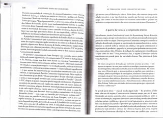 I
230
ASCENSAO E QUEDA DO COMUNISMO AS TOMADAS DE PODER COMUNISTAS NA CHINA 231
Durante esse período de construção do sistema Comunista, como observa
Frederick Teiwes, as influências soviéticas afetaram a política do Partido
Comunista Chinês e a sociedade chinesa de maneiras diversas e complexas.
Teiwes prossegue: "Em alguns sentidos, o processo estava além do controle
dos líderes do Partido, porém mais fundamentalmente refletia a eScolha
consciente deles. E quando esses líderes - ou um grupo dominante deles '--
viram a necessidade de romper Com o caminho soviético,-dépoi_s de 1957,
fazer isso era algo que estava dentro de sua capacidade, embora muita,s
influências soviéticas tenham inevitavelmente permanecido."34
A população imensa e bastante espalhada do Estado chinês e o tamanho
do Partido Comunista do país o puseram em uma categoria bastante dife-
rente dos regimes impostos pelos soviéticos no centro e no leste da Europa
quando, alguns anos depois da morte de Stalin, começaram a surgir sérias
diferenças com a liderança soviética. Nos primeiros anos do PCC no poder,
porém, havia em grande medida um acordo entre os dois maiores partidos
Comunistas do mundo.
Os partidos 'Comunistas do Leste Europeu cujo caminho para o poder
tinha pelo menos alguma coisa em comum com o PCC eram os da Iugoslávia
e da Albânia, porque nos dois casos foram os exércitos Comunistas que
tiveram uma vitória essencialmente militar, na qual a libertação nacional
em relação à ocupação estrangeira e a revolução social e política ocorreram
paralelamente. Outra característica comum - e especialmente significativa
- é que, apesar da importância que os exércitos tiveram em todas as três
vitórias, a supremacia do Partido Comunista foi preservada. Mao explicou
isso claramente já em 1938: "Nosso princípio é de que o Partido comanda
a arma, e nunca se pode permitir que a arma comande o Partido." Quando
O PCC chegou ao poder, esse princípio foi seguido estritamente. O primeiro
secretário do partido em cada região era, assim como em outros países do
mundo Comunista, a figura de maior autoridade dentro daquele território,
e em cada região chinesa, exceto uma - o Centro-Sul, onde o cargo foi
dado a Lin Biao, um dos mais bem-sucedidos comandantes do Exercito
Vermelho chinês - esse cargo era exercido por uma figura política civil. 15
Assim como os partidos Comunistas do Leste Europeu, o PCC teve um
rápido aumento de seu número de membros durante o período em que es-
tava chegando ao poder, passando de cerca de 2,8 milhões de membros, em
1948, para cerca de 5,8 milhões em 1950. A velocidade com que o partido
mais do que dobrou seu tamanho significava que faltava a muitos dos novos
recrutas não apenas conhecimento sobre a ideologia marxista-leninista, mas
té mesmo uma alfabetização básica. Além disso, eles estavam i.ntegrando
a lado vencedor, o que significava que aqueles que haviam participado da
~nga luta contra os nacionalistas não estavam certos sobre o quan~~ erl~
autêntico o comprometimento dos novos recrutas com a causa Comunista.
A guerra da Coreia e o rompimento interno
. ,. I" d K mintang foram deixadosInicialmente, muitos funcioná nos ocais ~ uo .
e os Comunistas não tinham pessoas suficientes paraem seus cargos, porqu , I
reencher todos os cargos. O novo governo Comunista consegul,u~ontro " a
inflação desenfreada, em parte se apoderan,d~ do sistema banca no e, assim,
btendo o controle sobre a emissão de credito, e em parte controland~ o
~u rimento de produtos e pagando às pessoas ~rinc,ipalmente em n:erca 0-
, p -'1 o O índice de inflação fOIrapidamente reduzido paranas, como graos e o e . "
15 or cento ao ano." Nos primeiros dias, o regime Comunista evocou
ent~siasmo em grande parte da sociedade chinesa. Nas palavras de John
King Fairbank:
Ali estava um governo dedicado que realmente arrumou as coisas - não
apenas osesgotose as ruas, mas também os mendig?~,prostltutaAselPeque-
lhid econdicionarnento. I estavanosdelinquentes todos elesreco I os para r c I
Chl'na'da qual as pessoas podiam se orgulhar, que contra ou a
uma nova , _ f de é e a
inflação,aboliu os privilégiosde estrangeiros, eliminouo ~mo e opio ,
corrupção emgerale levouoscidadãos a uma profusãodeatividadesSOCiaIS
t obras públicas disseminar o alfabetisrno,controlar doenças,para conser ar, _ p to de
aliar-se à classesubalterna e estudar a Nova Democraciaeo ensamen d
Mao Zedong.Todasessasatividades abriram novasportas para a juventu e
idealista e arnbiciosa.ê"
Se grande parte disso - mas de modo algum tudo - ,foi positi~o, ~olado
mais obscuro do regime Comunista não demorou rrunto p~r,a VI[ a tona.
Mantendo um estrito controle sobre o comportamento pohtlc,~ e ~o,breo
acesso à informação, enquanto introduzia uma mudança revolucionária n~s
" 'I' ' o levou logicamente a uma repressaorelações SOCIaiSe po ttrcas, o govern _ I A "
física e à ditadura do partido. Éprovável que o período de rel~t1vato e~ancla
d ão Comunista da sociedade tenha sido ainda mais breve o que
o estrato na d C o Aquela
Poderia ter sido devido à entrada da China na Guerra a oreia. _
0_- 'I" b - um conflito que custou afoi uma luta fortemente ideo ogrca, em corno o
 