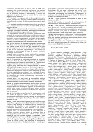 contribuições previdenciárias até 30 de junho de 1988 serão             poder público, promoverão edição popular do texto integral da
liquidados, com correção monetária, em cento e vinte parcelas           Constituição, que será posta à disposição das escolas e dos
mensais, dispensados os juros e multas sobre eles incidentes, desde     cartórios, dos sindicatos, dos quartéis, das igrejas e de outras
que os devedores requeiram o parcelamento e iniciem seu                 instituições representativas da comunidade, gratuitamente, de
pagamento no prazo de cento e oitenta dias a contar da                  modo que cada cidadão brasileiro possa receber do Estado um
promulgação da Constituição.                                            exemplar da Constituição do Brasil.
§ 1º O montante a ser pago em cada um dos dois primeiros anos           Art. 65. O Poder Legislativo regulamentará, no prazo de doze
não será inferior a cinco por cento do total do débito consolidado e    meses, o art. 220, § 4º.
atualizado, sendo o restante dividido em parcelas mensais de igual
valor.                                                                  Art. 66. São mantidas as concessões de serviços públicos de
§ 2º A liquidação poderá incluir pagamentos na forma de cessão de       telecomunicações atualmente em vigor, nos termos da lei.
bens e prestação de serviços, nos termos da Lei nº 7.578, de 23 de      Art. 67. A União concluirá a demarcação das terras indígenas no
dezembro de 1986.                                                       prazo de cinco anos a partir da promulgação da Constituição.
§ 3º Em garantia do cumprimento do parcelamento, os Estados e os        Art. 68. Aos remanescentes das comunidades dos quilombos que
Municípios consignarão, anualmente, nos respectivos orçamentos          estejam ocupando suas terras é reconhecida a propriedade
as dotações necessárias ao pagamento de seus débitos.                   definitiva, devendo o Estado emitir-lhes os títulos respectivos.
§ 4º Descumprida qualquer das condições estabelecidas para              Art. 69. Será permitido aos Estados manter Consultorias Jurídicas
concessão do parcelamento, o débito será considerado vencido em         separadas de suas Procuradorias-Gerais ou Advocacias-Gerais,
sua totalidade, sobre ele incidindo juros de mora; nesta hipótese,      desde que, na data da promulgação da Constituição, tenham órgãos
parcela dos recursos correspondentes aos fundos de participação,        distintos para as respectivas funções.
destinada aos Estados e Municípios devedores, será bloqueada e
repassada à previdência social para pagamento de seus débitos.          Art. 70. Fica mantida a atual competência dos tribunais estaduais
                                                                        até que a mesma seja definida na Constituição do Estado, nos
Art. 58. Os benefícios de prestação continuada, mantidos pela           termos do art. 125, § 1º, da Constituição.
previdência social na data da promulgação da Constituição, terão
seus valores revistos, a fim de que seja restabelecido o poder
aquisitivo, expresso em número de salários mínimos, que tinham              Brasília, 5 de outubro de 1988.
na data de sua concessão, obedecendo-se a esse critério de
atualização até a implantação do plano de custeio e benefícios
referidos no artigo seguinte.                                                Ulysses Guimarães, Presidente – Mauro Benevides, 1º Vice-
Parágrafo único. As prestações mensais dos benefícios atualizadas       Presidente – Jorge Arbage, 2º Vice-Presidente – Marcelo
de acordo com este artigo serão devidas e pagas a partir do sétimo      Cordeiro, 1º Secretário – Mário Maia, 2º Secretário – Arnaldo
mês a contar da promulgação da Constituição.                            Faria de Sá, 3º Secretário – Benedita da Silva, 1º Suplente de
Art. 59. Os projetos de lei relativos à organização da seguridade       Secretário – Luiz Soyer, 2º Suplente de Secretário – Sotero Cunha,
social e aos planos de custeio e de benefício serão apresentados no     3º Suplente de Secretário – Bernardo Cabral, Relator Geral –
prazo máximo de seis meses da promulgação da Constituição ao            Adolfo Oliveira, Relator Adjunto – Antônio Carlos Konder Reis,
Congresso Nacional, que terá seis meses para apreciá-los.               Relator Adjunto – José Fogaça, Relator Adjunto – Abigail Feitosa
Parágrafo único. Aprovados pelo Congresso Nacional, os planos           – Acival Gomes – Adauto Pereira – Ademir Andrade – Adhemar de
serão implantados progressivamente nos dezoito meses seguintes.         Barros Filho – Adroaldo Streck – Adylson Motta – Aécio de Borba
                                                                        – Aécio Neves – Affonso Camargo – Afif Domingos – Afonso
Art. 60. Nos dez primeiros anos da promulgação da Constituição, o       Arinos – Afonso Sancho – Agassiz Almeida – Agripino de Oliveira
poder público desenvolverá esforços, com a mobilização de todos         Lima – Airton Cordeiro – Airton Sandoval – Alarico Abib – Albano
os setores organizados da sociedade e com a aplicação de, pelo          Franco – Albérico Cordeiro – Albérico Filho – Alceni Guerra –
menos, cinqüenta por cento dos recursos a que se refere o art. 212      Alcides Saldanha – Aldo Arantes – Alércio Dias – Alexandre Costa
da Constituição, para eliminar o analfabetismo e universalizar o        – Alexandre Puzyna – Alfredo Campos – Almir Gabriel – Aloisio
ensino fundamental.                                                     Vasconcelos – Aloysio Chaves – Aloysio Teixeira – Aluizio Bezerra
Parágrafo único. Em igual prazo, as universidades públicas              – Aluízio Campos – Álvaro Antônio – Álvaro Pacheco – Álvaro
descentralizarão suas atividades, de modo a estender suas unidades      Valle – Alysson Paulinelli – Amaral Netto – Amaury Müller –
de ensino superior às cidades de maior densidade populacional.          Amilcar Moreira – Ângelo Magalhães – Anna Maria Rattes –
Art. 61. As entidades educacionais a que se refere o art. 213, bem      Annibal Barcellos – Antero de Barros – Antônio Câmara – Antônio
como as fundações de ensino e pesquisa cuja criação tenha sido          Carlos Franco – Antonio Carlos Mendes Thame – Antônio de
autorizada por lei, que preencham os requisitos dos incisos I e II do   Jesus – Antonio Ferreira – Antonio Gaspar – Antonio Mariz –
referido artigo e que, nos últimos três anos, tenham recebido           Antonio Perosa – Antônio Salim Curiati – Antonio Ueno – Arnaldo
recursos públicos, poderão continuar a recebê-los, salvo disposição     Martins – Arnaldo Moraes – Arnaldo Prieto – Arnold Fioravante –
legal em contrário.                                                     Arolde de Oliveira – Artenir Werner – Artur da Távola – Asdrubal
Art. 62. A lei criará o Serviço Nacional de Aprendizagem Rural          Bentes – Assis Canuto – Átila Lira – Augusto Carvalho – Áureo
nos moldes da legislação relativa ao Serviço Nacional de                Mello – Basílio Villani – Benedicto Monteiro – Benito Gama –
Aprendizagem Industrial e ao Serviço Nacional de Aprendizagem           Beth Azize – Bezerra de Melo – Bocayuva Cunha – Bonifácio de
do Comércio , sem prejuízo das atribuições dos órgãos públicos          Andrada – Bosco França – Brandão Monteiro – Caio Pompeu –
que atuam na área.                                                      Carlos Alberto – Carlos Alberto Caó – Carlos Benevides – Carlos
                                                                        Cardinal – Carlos Chiarelli – Carlos Cotta – Carlos De´Carli –
Art. 63. É criada uma comissão composta de nove membros, sendo          Carlos Mosconi – Carlos Sant´Anna – Carlos Vinagre – Carlos
três do Poder Legislativo, três do Poder Judiciário e três do Poder     Virgílio – Carrel Benevides – Cássio Cunha Lima – Célio de
Executivo, para promover as comemorações do centenário da               Castro – Celso Dourado – César Cals Neto – César Maia –
proclamação da República e da promulgação da primeira                   Chagas Duarte – Chagas Neto – Chagas Rodrigues – Chico
Constituição republicana do País, podendo, a seu critério,              Humberto – Christóvam Chiaradia – Cid Carvalho – Cid Sabóia
desdobrar-se em tantas subcomissões quantas forem necessárias.          de Carvalho – Cláudio Ávila – Cleonâncio Fonseca – Costa
Parágrafo único. No desenvolvimento de suas atribuições, a              Ferreira – Cristina Tavares – Cunha Bueno – Dálton Canabrava –
comissão promoverá estudos, debates e avaliações sobre a                Darcy Deitos – Darcy Pozza – Daso Coimbra – Davi Alves Silva –
evolução política, social, econômica e cultural do País, podendo        Del Bosco Amaral – Delfim Netto – Délio Braz – Denisar Arneiro
articular-se com os governos estaduais e municipais e com               – Dionisio Dal Prá – Dionísio Hage – Dirce Tutu Quadros –
instituições públicas e privadas que desejem participar dos eventos.    Dirceu Carneiro – Divaldo Suruagy – Djenal Gonçalves –
Art. 64. A Imprensa Nacional e demais gráficas da União, dos            Domingos Juvenil – Domingos Leonelli – Doreto Campanari –
Estados, do Distrito Federal e dos Municípios, da administração         Edésio Frias – Edison Lobão – Edivaldo Motta – Edme Tavares –
direta ou indireta, inclusive fundações instituídas e mantidas pelo     Edmilson Valentim – Eduardo Bonfim – Eduardo Jorge – Eduardo
                                                                                                                                       46
 
