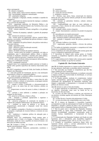 aérea e aeroespacial;
XI - trânsito e transporte;
XII - jazidas, minas, outros recursos minerais e metalurgia;
XIII - nacionalidade, cidadania e naturalização;
XIV - populações indígenas;
XV - emigração e imigração, entrada, extradição e expulsão de
estrangeiros;
XVI - organização do sistema nacional de emprego e condições
para o exercício de profissões;
XVII - organização judiciária, do Ministério Público e da
Defensoria Pública do Distrito Federal e dos Territórios, bem como
organização administrativa destes;
XVIII - sistema estatístico, sistema cartográfico e de geologia
nacionais;
XIX - sistemas de poupança, captação e garantia da poupança
popular;
XX - sistemas de consórcios e sorteios;
XXI - normas gerais de organização, efetivos, material bélico,
garantias, convocação e mobilização das polícias militares e corpos
de bombeiros militares;
XXII - competência da polícia federal e das polícias rodoviária e
ferroviária federais;
XXIII - seguridade social;
XXIV - diretrizes e bases da educação nacional;
XXV - registros públicos;
XXVI - atividades nucleares de qualquer natureza;
XXVII - normas gerais de licitação e contratação, em todas as
modalidades, para a administração pública, direta e indireta,
incluídas as fundações instituídas e mantidas pelo poder público,
nas diversas esferas de governo, e empresas sob seu controle;
XXVIII - defesa territorial, defesa aeroespacial, defesa marítima,
defesa civil e mobilização nacional;
XXIX - propaganda comercial.
Parágrafo único. Lei complementar poderá autorizar os Estados a
legislar sobre questões específicas das matérias relacionadas neste
artigo.
Art. 23. É competência comum da União, dos Estados, do Distrito
Federal e dos Municípios:
I - zelar pela guarda da Constituição, das leis e das instituições
democráticas e conservar o patrimônio público;
II - cuidar da saúde e assistência pública, da proteção e garantia
das pessoas portadoras de deficiência;
III - proteger os documentos, as obras e outros bens de valor
histórico, artístico e cultural, os monumentos, as paisagens naturais
notáveis e os sítios arqueológicos;
IV - impedir a evasão, a destruição e a descaracterização de
obras de arte e de outros bens de valor histórico, artístico ou
cultural;
V - proporcionar os meios de acesso à cultura, à educação e à
ciência;
VI - proteger o meio ambiente e combater a poluição em
qualquer de suas formas;
VII - preservar as florestas, a fauna e a flora;
VIII - fomentar a produção agropecuária e organizar o
abastecimento alimentar;
IX - promover programas de construção de moradias e a
melhoria das condições habitacionais e de saneamento básico;
X - combater as causas da pobreza e os fatores de
marginalização, promovendo a integração social dos setores
desfavorecidos;
XI - registrar, acompanhar e fiscalizar as concessões de direitos
de pesquisa e exploração de recursos hídricos e minerais em seus
territórios;
XII - estabelecer e implantar política de educação para a
segurança do trânsito.
Parágrafo único. Lei complementar fixará normas para a
cooperação entre a União e os Estados, o Distrito Federal e os
Municípios, tendo em vista o equilíbrio do desenvolvimento e do
bem-estar em âmbito nacional.
Art. 24. Compete à União, aos Estados e ao Distrito Federal
legislar concorrentemente sobre:
I - direito tributário, financeiro, penitenciário, econômico e
urbanístico;
II - orçamento;
III - juntas comerciais;
IV - custas dos serviços forenses;
V - produção e consumo;
VI - florestas, caça, pesca, fauna, conservação da natureza,
defesa do solo e dos recursos naturais, proteção do meio ambiente
e controle da poluição;
VII - proteção ao patrimônio histórico, cultural, artístico,
turístico e paisagístico;
VIII - responsabilidade por dano ao meio ambiente, ao
consumidor, a bens e direitos de valor artístico, estético, histórico,
turístico e paisagístico;
IX - educação, cultura, ensino e desporto;
X - criação, funcionamento e processo do juizado de pequenas
causas;
XI - procedimentos em matéria processual;
XII - previdência social, proteção e defesa da saúde;
XIII - assistência jurídica e defensoria pública;
XIV - proteção e integração social das pessoas portadoras de
deficiência;
XV - proteção à infância e à juventude;
XVI - organização, garantias, direitos e deveres das polícias
civis.
§ 1º No âmbito da legislação concorrente, a competência da União
limitar-se-á a estabelecer normas gerais.
§ 2º A competência da União para legislar sobre normas gerais não
exclui a competência suplementar dos Estados.
§ 3º Inexistindo lei federal sobre normas gerais, os Estados
exercerão a competência legislativa plena, para atender a suas
peculiaridades.
§ 4º A superveniência de lei federal sobre normas gerais suspende
a eficácia da lei estadual, no que lhe for contrário.
Capítulo III - Dos Estados Federados
Art. 25. Os Estados organizam-se e regem-se pelas Constituições e
leis que adotarem, observados os princípios desta Constituição.
§ 1º São reservadas aos Estados as competências que não lhes
sejam vedadas por esta Constituição.
§ 2º Cabe aos Estados explorar diretamente, ou mediante concessão
a empresa estatal, com exclusividade de distribuição, os serviços
locais de gás canalizado.
§ 3º Os Estados poderão, mediante lei complementar, instituir
regiões metropolitanas, aglomerações urbanas e microrregiões,
constituídas por agrupamentos de Municípios limítrofes, para
integrar a organização, o planejamento e a execução de funções
públicas de interesse comum.
Art. 26. Incluem-se entre os bens dos Estados:
I - as águas superficiais ou subterrâneas, fluentes, emergentes e
em depósito, ressalvadas, neste caso, na forma da lei, as
decorrentes de obras da União;
II - as áreas, nas ilhas oceânicas e costeiras, que estiverem no
seu domínio, excluídas aquelas sob domínio da União, Municípios
ou terceiros;
III - as ilhas fluviais e lacustres não pertencentes à União;
IV - as terras devolutas não compreendidas entre as da União.
Art. 27. O número de Deputados à Assembléia Legislativa
corresponderá ao triplo da representação do Estado na Câmara dos
Deputados e, atingido o número de trinta e seis, será acrescido de
tantos quantos forem os Deputados Federais acima de doze.
§ 1º Será de quatro anos o mandato dos Deputados Estaduais,
aplicando-se-lhes as regras desta Constituição sobre sistema
eleitoral, inviolabilidade, imunidades, remuneração, perda de
mandato, licença, impedimentos e incorporação às Forças
Armadas.
§ 2º A remuneração dos Deputados Estaduais será fixada em cada
legislatura, para a subseqüente, pela Assembléia Legislativa,
observado o que dispõem os arts. 150, II, 153, III, e 153, § 2º, I.
§ 3º Compete às Assembléias Legislativas dispor sobre seu
regimento interno, polícia e serviços administrativos de sua
secretaria, e prover os respectivos cargos.
§ 4º A lei disporá sobre a iniciativa popular no processo legislativo
estadual.
10
 