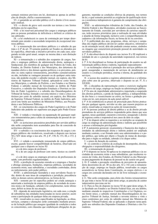 centuais mínimos previstos em lei, destinam-se apenas às atribui-
ções de direção, chefia e assessoramento;
VI - é garantido ao servidor público civil o direito à livre associ-
ação sindical;
VII - o direito de greve será exercido nos termos e nos limites
definidos em lei específica;
VIII - a lei reservará percentual dos cargos e empregos públicos
para as pessoas portadoras de deficiência e definirá os critérios de
sua admissão;
IX - a lei estabelecerá os casos de contratação por tempo deter-
minado para atender a necessidade temporária de excepcional inte-
resse público;
X - a remuneração dos servidores públicos e o subsídio de que
trata o § 4º do art. 39 somente poderão ser fixados ou alterados por
lei específica, observada a iniciativa privativa em cada caso, asse-
gurada revisão geral anual, sempre na mesma data e sem distinção
de índices;
XI - a remuneração e o subsídio dos ocupantes de cargos, fun-
ções e empregos públicos da administração direta, autárquica e
fundacional, dos membros de qualquer dos Poderes da União, dos
Estados, do Distrito Federal e dos Municípios, dos detentores de
mandato eletivo e dos demais agentes políticos e os proventos, pen-
sões ou outra espécie remuneratória, percebidos cumulativamente
ou não, incluídas as vantagens pessoais ou de qualquer outra natu-
reza, não poderão exceder o subsídio mensal, em espécie, dos Mi-
nistros do Supremo Tribunal Federal, aplicando-se como limite,
nos Municípios, o subsídio do Prefeito, e nos Estados e no Distrito
Federal, o subsídio mensal do Governador no âmbito do Poder
Executivo, o subsídio dos Deputados Estaduais e Distritais no âm-
bito do Poder Legislativo e o subsídio dos Desembargadores do
Tribunal de Justiça, limitado a noventa inteiros e vinte e cinco cen-
tésimos por cento do subsídio mensal, em espécie, dos Ministros
do Supremo Tribunal Federal, no âmbito do Poder Judiciário, apli-
cável este limite aos membros do Ministério Público, aos Procura-
dores e aos Defensores Públicos;
XII - os vencimentos dos cargos do Poder Legislativo e do Poder
Judiciário não poderão ser superiores aos pagos pelo Poder Execu-
tivo;
XIII - é vedada a vinculação ou equiparação de quaisquer espé-
cies remuneratórias para o efeito de remuneração de pessoal do ser-
viço público;
XIV - os acréscimos pecuniários percebidos por servidor público
não serão computados nem acumulados para fins de concessão de
acréscimos ulteriores;
XV - o subsídio e os vencimentos dos ocupantes de cargos e em-
pregos públicos são irredutíveis, ressalvado o disposto nos incisos
XI e XIV deste artigo e nos arts. 39, § 4º, 150, II, 153, III, e 153, §
2º, I;
XVI - é vedada a acumulação remunerada de cargos públicos,
exceto, quando houver compatibilidade de horários, observado em
qualquer caso o disposto no inciso XI:
a) a de dois cargos de professor;
b) a de um cargo de professor com outro, técnico ou científi-
co;
c) a de dois cargos ou empregos privativos de profissionais de
saúde, com profissões regulamentadas;
XVII - a proibição de acumular estende-se a empregos e funções
e abrange autarquias, fundações, empresas públicas, sociedades de
economia mista, suas subsidiárias, e sociedades controladas, direta
ou indiretamente, pelo poder público;
XVIII - a administração fazendária e seus servidores fiscais te-
rão, dentro de suas áreas de competência e jurisdição, precedência
sobre os demais setores administrativos, na forma da lei;
XIX - somente por lei específica poderá ser criada autarquia e
autorizada a instituição de empresa pública, de sociedade de econo-
mia mista e de fundação, cabendo à lei complementar, neste último
caso, definir as áreas de sua atuação;
XX - depende de autorização legislativa, em cada caso, a criação
de subsidiárias das entidades mencionadas no inciso anterior, assim
como a participação de qualquer delas em empresa privada;
XXI - ressalvados os casos especificados na legislação, as obras,
serviços, compras e alienações serão contratados mediante proces-
so de licitação pública que assegure igualdade de condições a todos
os concorrentes, com cláusulas que estabeleçam obrigações de pa-
gamento, mantidas as condições efetivas da proposta, nos termos
da lei, o qual somente permitirá as exigências de qualificação técni-
ca e econômica indispensáveis à garantia do cumprimento das obri-
gações.
XXII - as administrações tributárias da União, dos Estados, do
Distrito Federal e dos Municípios, atividades essenciais ao funcio-
namento do Estado, exercidas por servidores de carreiras específi-
cas, terão recursos prioritários para a realização de suas atividades
e atuarão de forma integrada, inclusive com o compartilhamento de
cadastros e de informações fiscais, na forma da lei ou convênio.
§ 1º A publicidade dos atos, programas, obras, serviços e campa-
nhas dos órgãos públicos deverá ter caráter educativo, informativo
ou de orientação social, dela não podendo constar nomes, símbolos
ou imagens que caracterizem promoção pessoal de autoridades ou
servidores públicos.
§ 2º A não-observância do disposto nos incisos II e III implicará a
nulidade do ato e a punição da autoridade responsável, nos termos
da lei.
§ 3º A lei disciplinará as formas de participação do usuário na ad-
ministração pública direta e indireta, regulando especialmente:
I - as reclamações relativas à prestação dos serviços públicos em
geral, asseguradas a manutenção de serviços de atendimento ao
usuário e a avaliação periódica, externa e interna, da qualidade dos
serviços;
II - o acesso dos usuários a registros administrativos e a informa-
ções sobre atos de governo, observado o disposto no art. 5º, X e
XXXIII;
III - a disciplina da representação contra o exercício negligente
ou abusivo de cargo, emprego ou função na administração pública.
§ 4º Os atos de improbidade administrativa importarão a suspensão
dos direitos políticos, a perda da função pública, a indisponibilida-
de dos bens e o ressarcimento ao erário, na forma e gradação pre-
vistas em lei, sem prejuízo da ação penal cabível.
§ 5º A lei estabelecerá os prazos de prescrição para ilícitos pratica-
dos por qualquer agente, servidor ou não, que causem prejuízos ao
erário, ressalvadas as respectivas ações de ressarcimento.
§ 6º As pessoas jurídicas de direito público e as de direito privado
prestadoras de serviços públicos responderão pelos danos que seus
agentes, nessa qualidade, causarem a terceiros, assegurado o direito
de regresso contra o responsável nos casos de dolo ou culpa.
§ 7º A lei disporá sobre os requisitos e as restrições ao ocupante de
cargo ou emprego da administração direta e indireta que possibilite
o acesso a informações privilegiadas.
§ 8º A autonomia gerencial, orçamentária e financeira dos órgãos e
entidades da administração direta e indireta poderá ser ampliada
mediante contrato, a ser firmado entre seus administradores e o po-
der público, que tenha por objeto a fixação de metas de desempe-
nho para o órgão ou entidade, cabendo à lei dispor sobre:
I - o prazo de duração do contrato;
II - os controles e critérios de avaliação de desempenho, direitos,
obrigações e responsabilidade dos dirigentes;
III - a remuneração do pessoal.
§ 9º O disposto no inciso XI aplica-se às empresas públicas e às so-
ciedades de economia mista e suas subsidiárias, que receberem re-
cursos da União, dos Estados, do Distrito Federal ou dos Municípi-
os para pagamento de despesas de pessoal ou de custeio em geral.
§ 10. É vedada a percepção simultânea de proventos de aposenta-
doria decorrentes do art. 40 ou dos arts. 42 e 142 com a remunera-
ção de cargo, emprego ou função pública, ressalvados os cargos
acumuláveis na forma desta Constituição, os cargos eletivos e os
cargos em comissão declarados em lei de livre nomeação e exone-
ração.
§ 11. Não serão computadas, para efeito dos limites remuneratórios
de que trata o inciso XI do caput deste artigo, as parcelas de caráter
indenizatório previstas em lei.
§ 12. Para os fins do disposto no inciso XI do caput deste artigo, fi-
ca facultado aos Estados e ao Distrito Federal fixar, em seu âmbito,
mediante emenda às respectivas Constituições e Lei Orgânica, co-
mo limite único, o subsídio mensal dos Desembargadores do res-
pectivo Tribunal de Justiça, limitado a noventa inteiros e vinte e
cinco centésimos por cento do subsídio mensal dos Ministros do
Supremo Tribunal Federal, não se aplicando o disposto neste pará-
grafo aos subsídios dos Deputados Estaduais e Distritais e dos Ve-
readores.
13
 