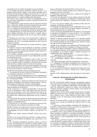 convertida em lei até o último dia daquele em que foi editada.
§ 3º As medidas provisórias, ressalvado o disposto nos §§ 11 e 12
perderão eficácia, desde a edição, se não forem convertidas em lei
no prazo de sessenta dias, prorrogável, nos termos do § 7º, uma vez
por igual período, devendo o Congresso Nacional disciplinar, por
decreto legislativo, as relações jurídicas delas decorrentes.
§ 4º O prazo a que se refere o § 3º contar-se-á da publicação da me-
dida provisória, suspendendo-se durante os períodos de recesso do
Congresso Nacional.
§ 5º A deliberação de cada uma das Casas do Congresso Nacional
sobre o mérito das medidas provisórias dependerá de juízo prévio
sobre o atendimento de seus pressupostos constitucionais.
§ 6º Se a medida provisória não for apreciada em até quarenta e
cinco dias contados de sua publicação, entrará em regime de urgên-
cia, subseqüentemente, em cada uma das Casas do Congresso Na-
cional, ficando sobrestadas, até que se ultime a votação, todas as
demais deliberações legislativas da Casa em que estiver tramitan-
do.
§ 7º Prorrogar-se-á uma única vez por igual período a vigência de
medida provisória que, no prazo de sessenta dias, contado de sua
publicação, não tiver a sua votação encerrada nas duas Casas do
Congresso Nacional.
§ 8º As medidas provisórias terão sua votação iniciada na Câmara
dos Deputados.
§ 9º Caberá à comissão mista de Deputados e Senadores examinar
as medidas provisórias e sobre elas emitir parecer, antes de serem
apreciadas, em sessão separada, pelo plenário de cada uma das Ca-
sas do Congresso Nacional.
§ 10. É vedada a reedição, na mesma sessão legislativa, de medida
provisória que tenha sido rejeitada ou que tenha perdido sua eficá-
cia por decurso de prazo.
§ 11. Não editado o decreto legislativo a que se refere o § 3º até
sessenta dias após a rejeição ou perda de eficácia de medida provi-
sória, as relações jurídicas constituídas e decorrentes de atos prati-
cados durante sua vigência conservar-se-ão por ela regidas.
§ 12. Aprovado projeto de lei de conversão alterando o texto origi-
nal da medida provisória, esta manter-se-á integralmente em vigor
até que seja sancionado ou vetado o projeto.
Art. 63. Não será admitido aumento da despesa prevista:
I - nos projetos de iniciativa exclusiva do Presidente da Repúbli-
ca, ressalvado o disposto no art. 166, §§ 3º e 4º;
II - nos projetos sobre organização dos serviços administrativos
da Câmara dos Deputados, do Senado Federal, dos tribunais fede-
rais e do Ministério Público.
Art. 64. A discussão e votação dos projetos de lei de iniciativa do
Presidente da República, do Supremo Tribunal Federal e dos Tri-
bunais Superiores terão início na Câmara dos Deputados.
§ 1º O Presidente da República poderá solicitar urgência para apre-
ciação de projetos de sua iniciativa.
§ 2º Se, no caso do § 1º, a Câmara dos Deputados e o Senado Fede-
ral não se manifestarem sobre a proposição, cada qual sucessiva-
mente, em até quarenta e cinco dias, sobrestar-se-ão todas as de-
mais deliberações legislativas da respectiva Casa, com exceção das
que tenham prazo constitucional determinado, até que se ultime a
votação.
§ 3º A apreciação das emendas do Senado Federal pela Câmara dos
Deputados far-se-á no prazo de dez dias, observado quanto ao mais
o disposto no parágrafo anterior.
§ 4º Os prazos do § 2º não correm nos períodos de recesso do Con-
gresso Nacional, nem se aplicam aos projetos de código.
Art. 65. O projeto de lei aprovado por uma Casa será revisto pela
outra, em um só turno de discussão e votação, e enviado à sanção
ou promulgação, se a Casa revisora o aprovar, ou arquivado, se o
rejeitar.
Parágrafo único. Sendo o projeto emendado, voltará à Casa inicia-
dora.
Art. 66. A Casa na qual tenha sido concluída a votação enviará o
projeto de lei ao Presidente da República, que, aquiescendo, o san-
cionará.
§ 1º Se o Presidente da República considerar o projeto, no todo ou
em parte, inconstitucional ou contrário ao interesse público, vetá-
lo-á total ou parcialmente, no prazo de quinze dias úteis, contados
da data do recebimento, e comunicará, dentro de quarenta e oito
horas, ao Presidente do Senado Federal os motivos do veto.
§ 2º O veto parcial somente abrangerá texto integral de artigo, de
parágrafo, de inciso ou de alínea.
§ 3º Decorrido o prazo de quinze dias, o silêncio do Presidente da
República importará sanção.
§ 4º O veto será apreciado em sessão conjunta, dentro de trinta dias
a contar de seu recebimento, só podendo ser rejeitado pelo voto da
maioria absoluta dos Deputados e Senadores, em escrutínio secre-
to.
§ 5º Se o veto não for mantido, será o projeto enviado, para pro-
mulgação, ao Presidente da República.
§ 6º Esgotado sem deliberação o prazo estabelecido no § 4º, o veto
será colocado na ordem do dia da sessão imediata, sobrestadas as
demais proposições, até sua votação final.
§ 7º Se a lei não for promulgada dentro de quarenta e oito horas pe-
lo Presidente da República, nos casos dos §§ 3º e 5º, o Presidente
do Senado a promulgará, e, se este não o fizer em igual prazo, ca-
berá ao Vice-Presidente do Senado fazê-lo.
Art. 67. A matéria constante de projeto de lei rejeitado somente
poderá constituir objeto de novo projeto, na mesma sessão legisla-
tiva, mediante proposta da maioria absoluta dos membros de qual-
quer das Casas do Congresso Nacional.
Art. 68. As leis delegadas serão elaboradas pelo Presidente da Re-
pública, que deverá solicitar a delegação ao Congresso Nacional.
§ 1º Não serão objeto de delegação os atos de competência exclusi-
va do Congresso Nacional, os de competência privativa da Câmara
dos Deputados ou do Senado Federal, a matéria reservada à lei
complementar, nem a legislação sobre:
I - organização do Poder Judiciário e do Ministério Público, a
carreira e a garantia de seus membros;
II - nacionalidade, cidadania, direitos individuais, políticos e
eleitorais;
III - planos plurianuais, diretrizes orçamentárias e orçamentos.
§ 2º A delegação ao Presidente da República terá a forma de reso-
lução do Congresso Nacional, que especificará seu conteúdo e os
termos de seu exercício.
§ 3º Se a resolução determinar a apreciação do projeto pelo Con-
gresso Nacional, este a fará em votação única, vedada qualquer
emenda.
Art. 69. As leis complementares serão aprovadas por maioria abso-
luta.
Seção IX - Da Fiscalização Contábil, Financeira e
Orçamentária
Art. 70. A fiscalização contábil, financeira, orçamentária, operaci-
onal e patrimonial da União e das entidades da administração direta
e indireta, quanto à legalidade, legitimidade, economicidade, apli-
cação das subvenções e renúncia de receitas, será exercida pelo
Congresso Nacional, mediante controle externo, e pelo sistema de
controle interno de cada Poder.
Parágrafo único. Prestará contas qualquer pessoa física ou jurídica,
pública ou privada, que utilize, arrecade, guarde, gerencie ou admi-
nistre dinheiros, bens e valores públicos ou pelos quais a União
responda, ou que, em nome desta, assuma obrigações de natureza
pecuniária.
Art. 71. O controle externo, a cargo do Congresso Nacional, será
exercido com o auxílio do Tribunal de Contas da União, ao qual
compete:
I - apreciar as contas prestadas anualmente pelo Presidente da
República, mediante parecer prévio, que deverá ser elaborado em
sessenta dias a contar de seu recebimento;
II - julgar as contas dos administradores e demais responsáveis
por dinheiros, bens e valores públicos da administração direta e in-
direta, incluídas as fundações e sociedades instituídas e mantidas
pelo poder público federal, e as contas daqueles que derem causa a
perda, extravio ou outra irregularidade de que resulte prejuízo ao
erário público;
III - apreciar, para fins de registro, a legalidade dos atos de ad-
missão de pessoal, a qualquer título, na administração direta e indi-
reta, incluídas as fundações instituídas e mantidas pelo poder públi-
co, excetuadas as nomeações para cargo de provimento em comis-
são, bem como a das concessões de aposentadorias, reformas e
19
 