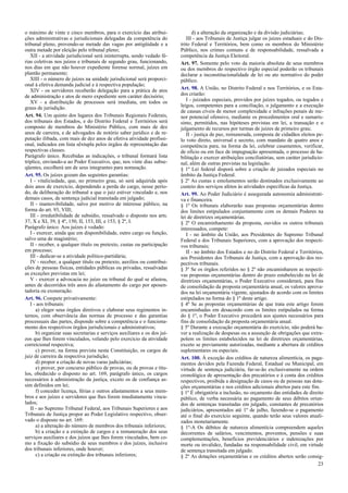 o máximo de vinte e cinco membros, para o exercício das atribui-
ções administrativas e jurisdicionais delegadas da competência do
tribunal pleno, provendo-se metade das vagas por antigüidade e a
outra metade por eleição pelo tribunal pleno;
XII - a atividade jurisdicional será ininterrupta, sendo vedado fé-
rias coletivas nos juízos e tribunais de segundo grau, funcionando,
nos dias em que não houver expediente forense normal, juízes em
plantão permanente;
XIII - o número de juízes na unidade jurisdicional será proporci-
onal à efetiva demanda judicial e à respectiva população;
XIV - os servidores receberão delegação para a prática de atos
de administração e atos de mero expediente sem caráter decisório;
XV - a distribuição de processos será imediata, em todos os
graus de jurisdição.
Art. 94. Um quinto dos lugares dos Tribunais Regionais Federais,
dos tribunais dos Estados, e do Distrito Federal e Territórios será
composto de membros do Ministério Público, com mais de dez
anos de carreira, e de advogados de notório saber jurídico e de re-
putação ilibada, com mais de dez anos de efetiva atividade profissi-
onal, indicados em lista sêxtupla pelos órgãos de representação das
respectivas classes.
Parágrafo único. Recebidas as indicações, o tribunal formará lista
tríplice, enviando-a ao Poder Executivo, que, nos vinte dias subse-
qüentes, escolherá um de seus integrantes para nomeação.
Art. 95. Os juízes gozam das seguintes garantias:
I - vitaliciedade, que, no primeiro grau, só será adquirida após
dois anos de exercício, dependendo a perda do cargo, nesse perío-
do, de deliberação do tribunal a que o juiz estiver vinculado e, nos
demais casos, de sentença judicial transitada em julgado;
II - inamovibilidade, salvo por motivo de interesse público, na
forma do art. 93, VIII;
III - irredutibilidade de subsídio, ressalvado o disposto nos arts.
37, X e XI, 39, § 4º, 150, II, 153, III, e 153, § 2º, I.
Parágrafo único. Aos juízes é vedado:
I - exercer, ainda que em disponibilidade, outro cargo ou função,
salvo uma de magistério;
II - receber, a qualquer título ou pretexto, custas ou participação
em processo;
III - dedicar-se a atividade político-partidária;
IV - receber, a qualquer título ou pretexto, auxílios ou contribui-
ções de pessoas físicas, entidades públicas ou privadas, ressalvadas
as exceções previstas em lei;
V - exercer a advocacia no juízo ou tribunal do qual se afastou,
antes de decorridos três anos do afastamento do cargo por aposen-
tadoria ou exoneração.
Art. 96. Compete privativamente:
I - aos tribunais:
a) eleger seus órgãos diretivos e elaborar seus regimentos in-
ternos, com observância das normas de processo e das garantias
processuais das partes, dispondo sobre a competência e o funciona-
mento dos respectivos órgãos jurisdicionais e administrativos;
b) organizar suas secretarias e serviços auxiliares e os dos juí-
zos que lhes forem vinculados, velando pelo exercício da atividade
correicional respectiva;
c) prover, na forma prevista nesta Constituição, os cargos de
juiz de carreira da respectiva jurisdição;
d) propor a criação de novas varas judiciárias;
e) prover, por concurso público de provas, ou de provas e títu-
los, obedecido o disposto no art. 169, parágrafo único, os cargos
necessários à administração da justiça, exceto os de confiança as-
sim definidos em lei;
f) conceder licença, férias e outros afastamentos a seus mem-
bros e aos juízes e servidores que lhes forem imediatamente vincu-
lados;
II - ao Supremo Tribunal Federal, aos Tribunais Superiores e aos
Tribunais de Justiça propor ao Poder Legislativo respectivo, obser-
vado o disposto no art. 169:
a) a alteração do número de membros dos tribunais inferiores;
b) a criação e a extinção de cargos e a remuneração dos seus
serviços auxiliares e dos juízos que lhes forem vinculados, bem co-
mo a fixação do subsídio de seus membros e dos juízes, inclusive
dos tribunais inferiores, onde houver;
c) a criação ou extinção dos tribunais inferiores;
d) a alteração da organização e da divisão judiciárias;
III - aos Tribunais de Justiça julgar os juízes estaduais e do Dis-
trito Federal e Territórios, bem como os membros do Ministério
Público, nos crimes comuns e de responsabilidade, ressalvada a
competência da Justiça Eleitoral.
Art. 97. Somente pelo voto da maioria absoluta de seus membros
ou dos membros do respectivo órgão especial poderão os tribunais
declarar a inconstitucionalidade de lei ou ato normativo do poder
público.
Art. 98. A União, no Distrito Federal e nos Territórios, e os Esta-
dos criarão:
I - juizados especiais, providos por juízes togados, ou togados e
leigos, competentes para a conciliação, o julgamento e a execução
de causas cíveis de menor complexidade e infrações penais de me-
nor potencial ofensivo, mediante os procedimentos oral e sumarís-
simo, permitidos, nas hipóteses previstas em lei, a transação e o
julgamento de recursos por turmas de juízes de primeiro grau;
II - justiça de paz, remunerada, composta de cidadãos eleitos pe-
lo voto direto, universal e secreto, com mandato de quatro anos e
competência para, na forma da lei, celebrar casamentos, verificar,
de ofício ou em face de impugnação apresentada, o processo de ha-
bilitação e exercer atribuições conciliatórias, sem caráter jurisdicio-
nal, além de outras previstas na legislação.
§ 1º Lei federal disporá sobre a criação de juizados especiais no
âmbito da Justiça Federal.
§ 2º As custas e emolumentos serão destinados exclusivamente ao
custeio dos serviços afetos às atividades específicas da Justiça.
Art. 99. Ao Poder Judiciário é assegurada autonomia administrati-
va e financeira.
§ 1º Os tribunais elaborarão suas propostas orçamentárias dentro
dos limites estipulados conjuntamente com os demais Poderes na
lei de diretrizes orçamentárias.
§ 2º O encaminhamento da proposta, ouvidos os outros tribunais
interessados, compete:
I - no âmbito da União, aos Presidentes do Supremo Tribunal
Federal e dos Tribunais Superiores, com a aprovação dos respecti-
vos tribunais;
II - no âmbito dos Estados e no do Distrito Federal e Territórios,
aos Presidentes dos Tribunais de Justiça, com a aprovação dos res-
pectivos tribunais.
§ 3º Se os órgãos referidos no § 2º não encaminharem as respecti-
vas propostas orçamentárias dentro do prazo estabelecido na lei de
diretrizes orçamentárias, o Poder Executivo considerará, para fins
de consolidação da proposta orçamentária anual, os valores aprova-
dos na lei orçamentária vigente, ajustados de acordo com os limites
estipulados na forma do § 1º deste artigo.
§ 4º Se as propostas orçamentárias de que trata este artigo forem
encaminhadas em desacordo com os limites estipulados na forma
do § 1º, o Poder Executivo procederá aos ajustes necessários para
fins de consolidação da proposta orçamentária anual.
§ 5º Durante a execução orçamentária do exercício, não poderá ha-
ver a realização de despesas ou a assunção de obrigações que extra-
polem os limites estabelecidos na lei de diretrizes orçamentárias,
exceto se previamente autorizadas, mediante a abertura de créditos
suplementares ou especiais.
Art. 100. À exceção dos créditos de natureza alimentícia, os paga-
mentos devidos pela Fazenda Federal, Estadual ou Municipal, em
virtude de sentença judiciária, far-se-ão exclusivamente na ordem
cronológica de apresentação dos precatórios e à conta dos créditos
respectivos, proibida a designação de casos ou de pessoas nas dota-
ções orçamentárias e nos créditos adicionais abertos para este fim.
§ 1º É obrigatória a inclusão, no orçamento das entidades de direito
público, de verba necessária ao pagamento de seus débitos oriun-
dos de sentenças transitadas em julgado, constantes de precatórios
judiciários, apresentados até 1º de julho, fazendo-se o pagamento
até o final do exercício seguinte, quando terão seus valores atuali-
zados monetariamente.
§ 1º-A Os débitos de natureza alimentícia compreendem aqueles
decorrentes de salários, vencimentos, proventos, pensões e suas
complementações, benefícios previdenciários e indenizações por
morte ou invalidez, fundadas na responsabilidade civil, em virtude
de sentença transitada em julgado.
§ 2º As dotações orçamentárias e os créditos abertos serão consig-
23
 