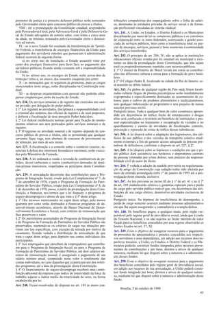 promotor de justiça e o primeiro defensor público serão nomeados
pelo Governador eleito após concurso público de provas e títulos;
VIII - até a promulgação da Constituição estadual, responderão
pela Procuradoria-Geral, pela Advocacia-Geral e pela Defensoria-Ge-
ral do Estado advogados de notório saber, com trinta e cinco anos
de idade, no mínimo, nomeados pelo Governador eleito e demissí-
veis ad nutum;
IX - se o novo Estado for resultado de transformação de Territó-
rio Federal, a transferência de encargos financeiros da União para
pagamento dos servidores optantes que pertenciam à administração
federal ocorrerá da seguinte forma:
a) no sexto ano de instalação, o Estado assumirá vinte por
cento dos encargos financeiros para fazer face ao pagamento dos
servidores públicos, ficando ainda o restante sob a responsabilidade
da União;
b) no sétimo ano, os encargos do Estado serão acrescidos de
trinta por cento e, no oitavo, dos restantes cinqüenta por cento;
X - as nomeações que se seguirem às primeiras, para os cargos
mencionados neste artigo, serão disciplinadas na Constituição esta-
dual;
XI - as despesas orçamentárias com pessoal não poderão ultra-
passar cinqüenta por cento da receita do Estado.
Art. 236. Os serviços notariais e de registro são exercidos em cará-
ter privado, por delegação do poder público.
§ 1º Lei regulará as atividades, disciplinará a responsabilidade civil
e criminal dos notários, dos oficiais de registro e de seus prepostos,
e definirá a fiscalização de seus atos pelo Poder Judiciário.
§ 2º Lei federal estabelecerá normas gerais para fixação de emolu-
mentos relativos aos atos praticados pelos serviços notariais e de
registro.
§ 3º O ingresso na atividade notarial e de registro depende de con-
curso público de provas e títulos, não se permitindo que qualquer
serventia fique vaga, sem abertura de concurso de provimento ou
de remoção, por mais de seis meses.
Art. 237. A fiscalização e o controle sobre o comércio exterior, es-
senciais à defesa dos interesses fazendários nacionais, serão exerci-
dos pelo Ministério da Fazenda.
Art. 238. A lei ordenará a venda e revenda de combustíveis de pe-
tróleo, álcool carburante e outros combustíveis derivados de maté-
rias-primas renováveis, respeitados os princípios desta Constitui-
ção.
Art. 239. A arrecadação decorrente das contribuições para o Pro-
grama de Integração Social, criado pela Lei Complementar nº 7, de
7 de setembro de 1970, e para o Programa de Formação do Patri-
mônio do Servidor Público, criado pela Lei Complementar nº 8, de
3 de dezembro de 1970, passa, a partir da promulgação desta Cons-
tituição, a financiar, nos termos que a lei dispuser, o programa do
seguro-desemprego e o abono de que trata o § 3º deste artigo.
§ 1º Dos recursos mencionados no caput deste artigo, pelo menos
quarenta por cento serão destinados a financiar programas de de-
senvolvimento econômico, através do Banco Nacional de Desen-
volvimento Econômico e Social, com critérios de remuneração que
lhes preservem o valor.
§ 2º Os patrimônios acumulados do Programa de Integração Social
e do Programa de Formação do Patrimônio do Servidor Público são
preservados, mantendo-se os critérios de saque nas situações pre-
vistas nas leis específicas, com exceção da retirada por motivo de
casamento, ficando vedada a distribuição da arrecadação de que
trata o caput deste artigo, para depósito nas contas individuais dos
participantes.
§ 3º Aos empregados que percebam de empregadores que contribu-
em para o Programa de Integração Social ou para o Programa de
Formação do Patrimônio do Servidor Público, até dois salários mí-
nimos de remuneração mensal, é assegurado o pagamento de um
salário mínimo anual, computado neste valor o rendimento das
contas individuais, no caso daqueles que já participavam dos referi-
dos programas, até a data da promulgação desta Constituição.
§ 4º O financiamento do seguro-desemprego receberá uma contri-
buição adicional da empresa cujo índice de rotatividade da força de
trabalho superar o índice médio da rotatividade do setor, na forma
estabelecida por lei.
Art. 240. Ficam ressalvadas do disposto no art. 195 as atuais con-
tribuições compulsórias dos empregadores sobre a folha de salári-
os, destinadas às entidades privadas de serviço social e de forma-
ção profissional vinculadas ao sistema sindical.
Art. 241. A União, os Estados, o Distrito Federal e os Municípios
disciplinarão por meio de lei os consórcios públicos e os convênios
de cooperação entre os entes federados, autorizando a gestão asso-
ciada de serviços públicos, bem como a transferência total ou par-
cial de encargos, serviços, pessoal e bens essenciais à continuidade
dos serviços transferidos.
Art. 242. O princípio do art. 206, IV, não se aplica às instituições
educacionais oficiais criadas por lei estadual ou municipal e exis-
tentes na data da promulgação desta Constituição, que não sejam
total ou preponderantemente mantidas com recursos públicos.
§ 1º O ensino da História do Brasil levará em conta as contribui-
ções das diferentes culturas e etnias para a formação do povo brasi-
leiro.
§ 2º O Colégio Pedro II, localizado na cidade do Rio de Janeiro, se-
rá mantido na órbita federal.
Art. 243. As glebas de qualquer região do País onde forem locali-
zadas culturas ilegais de plantas psicotrópicas serão imediatamente
expropriadas e especificamente destinadas ao assentamento de co-
lonos, para o cultivo de produtos alimentícios e medicamentosos,
sem qualquer indenização ao proprietário e sem prejuízo de outras
sanções previstas em lei.
Parágrafo único. Todo e qualquer bem de valor econômico apreen-
dido em decorrência do tráfico ilícito de entorpecentes e drogas
afins será confiscado e reverterá em benefício de instituições e pes-
soal especializados no tratamento e recuperação de viciados e no
aparelhamento e custeio de atividades de fiscalização, controle,
prevenção e repressão do crime de tráfico dessas substâncias.
Art. 244. A lei disporá sobre a adaptação dos logradouros, dos edi-
fícios de uso público e dos veículos de transporte coletivo atual-
mente existentes a fim de garantir acesso adequado às pessoas por-
tadoras de deficiência, conforme o disposto no art. 227, § 2º.
Art. 245. A lei disporá sobre as hipóteses e condições em que o po-
der público dará assistência aos herdeiros e dependentes carentes
de pessoas vitimadas por crime doloso, sem prejuízo da responsa-
bilidade civil do autor do ilícito.
Art. 246. É vedada a adoção de medida provisória na regulamenta-
ção de artigo da Constituição cuja redação tenha sido alterada por
meio de emenda promulgada entre 1º de janeiro de 1995 até a pro-
mulgação desta emenda, inclusive.
Art. 247. As leis previstas no inciso III do § 1º do art. 41 e no § 7º
do art. 169 estabelecerão critérios e garantias especiais para a perda
do cargo pelo servidor público estável que, em decorrência das atri-
buições de seu cargo efetivo, desenvolva atividades exclusivas de
Estado.
Parágrafo único. Na hipótese de insuficiência de desempenho, a
perda do cargo somente ocorrerá mediante processo administrativo
em que lhe sejam assegurados o contraditório e a ampla defesa.
Art. 248. Os benefícios pagos, a qualquer título, pelo órgão res-
ponsável pelo regime geral de previdência social, ainda que à conta
do Tesouro Nacional, e os não sujeitos ao limite máximo de valor
fixado para os benefícios concedidos por esse regime observarão os
limites fixados no art. 37, XI.
Art. 249. Com o objetivo de assegurar recursos para o pagamento
de proventos de aposentadoria e pensões concedidas aos respecti-
vos servidores e seus dependentes, em adição aos recursos dos res-
pectivos tesouros, a União, os Estados, o Distrito Federal e os Mu-
nicípios poderão constituir fundos integrados pelos recursos prove-
nientes de contribuições e por bens, direitos e ativos de qualquer
natureza, mediante lei que disporá sobre a natureza e a administra-
ção desses fundos.
Art. 250. Com o objetivo de assegurar recursos para o pagamento
dos benefícios concedidos pelo regime geral de previdência social,
em adição aos recursos de sua arrecadação, a União poderá consti-
tuir fundo integrado por bens, direitos e ativos de qualquer nature-
za, mediante lei que disporá sobre a natureza e administração desse
fundo.
Brasília, 5 de outubro de 1988.
45
 