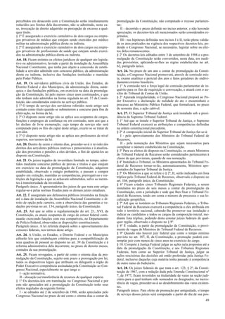 percebidos em desacordo com a Constituição serão imediatamente
reduzidos aos limites dela decorrentes, não se admitindo, neste ca-
so, invocação de direito adquirido ou percepção de excesso a qual-
quer título.
§ 1º É assegurado o exercício cumulativo de dois cargos ou empre-
gos privativos de médico que estejam sendo exercidos por médico
militar na administração pública direta ou indireta.
§ 2º É assegurado o exercício cumulativo de dois cargos ou empre-
gos privativos de profissionais de saúde que estejam sendo exerci-
dos na administração pública direta ou indireta.
Art. 18. Ficam extintos os efeitos jurídicos de qualquer ato legisla-
tivo ou administrativo, lavrado a partir da instalação da Assembléia
Nacional Constituinte, que tenha por objeto a concessão de estabi-
lidade a servidor admitido sem concurso público, da administração
direta ou indireta, inclusive das fundações instituídas e mantidas
pelo Poder Público.
Art. 19. Os servidores públicos civis da União, dos Estados, do
Distrito Federal e dos Municípios, da administração direta, autár-
quica e das fundações públicas, em exercício na data da promulga-
ção da Constituição, há pelo menos cinco anos continuados, e que
não tenham sido admitidos na forma regulada no art. 37 da Consti-
tuição, são considerados estáveis no serviço público.
§ 1º O tempo de serviço dos servidores referidos neste artigo será
contado como título quando se submeterem a concurso para fins de
efetivação, na forma da lei.
§ 2º O disposto neste artigo não se aplica aos ocupantes de cargos,
funções e empregos de confiança ou em comissão, nem aos que a
lei declare de livre exoneração, cujo tempo de serviço não será
computado para os fins do caput deste artigo, exceto se se tratar de
servidor.
§ 3º O disposto neste artigo não se aplica aos professores de nível
superior, nos termos da lei.
Art. 20. Dentro de cento e oitenta dias, proceder-se-á à revisão dos
direitos dos servidores públicos inativos e pensionistas e à atualiza-
ção dos proventos e pensões a eles devidos, a fim de ajustá-los ao
disposto na Constituição.
Art. 21. Os juízes togados de investidura limitada no tempo, admi-
tidos mediante concurso público de provas e títulos e que estejam
em exercício na data da promulgação da Constituição, adquirem
estabilidade, observado o estágio probatório, e passam a compor
quadro em extinção, mantidas as competências, prerrogativas e res-
trições da legislação a que se achavam submetidos, salvo as ineren-
tes à transitoriedade da investidura.
Parágrafo único. A aposentadoria dos juízes de que trata este artigo
regular-se-á pelas normas fixadas para os demais juízes estaduais.
Art. 22. É assegurado aos defensores públicos investidos na função
até a data de instalação da Assembléia Nacional Constituinte o di-
reito de opção pela carreira, com a observância das garantias e ve-
dações previstas no art. 134, parágrafo único, da Constituição.
Art. 23. Até que se edite a regulamentação do art. 21, XVI, da
Constituição, os atuais ocupantes do cargo de censor federal conti-
nuarão exercendo funções com este compatíveis, no Departamento
de Polícia Federal, observadas as disposições constitucionais.
Parágrafo único. A lei referida disporá sobre o aproveitamento dos
censores federais, nos termos deste artigo.
Art. 24. A União, os Estados, o Distrito Federal e os Municípios
editarão leis que estabeleçam critérios para a compatibilização de
seus quadros de pessoal ao disposto no art. 39 da Constituição e à
reforma administrativa dela decorrente, no prazo de dezoito meses,
contados da sua promulgação.
Art. 25. Ficam revogados, a partir de cento e oitenta dias da pro-
mulgação da Constituição, sujeito este prazo a prorrogação por lei,
todos os dispositivos legais que atribuam ou deleguem a órgão do
Poder Executivo competência assinalada pela Constituição ao Con-
gresso Nacional, especialmente no que tange a:
I - ação normativa;
II - alocação ou transferência de recursos de qualquer espécie.
§ 1º Os decretos-leis em tramitação no Congresso Nacional e por
este não apreciados até a promulgação da Constituição terão seus
efeitos regulados da seguinte forma:
I - se editados até 2 de setembro de 1988, serão apreciados pelo
Congresso Nacional no prazo de até cento e oitenta dias a contar da
promulgação da Constituição, não computado o recesso parlamen-
tar;
II - decorrido o prazo definido no inciso anterior, e não havendo
apreciação, os decretos-leis ali mencionados serão considerados re-
jeitados;
III - nas hipóteses definidas nos incisos I e II, terão plena valida-
de os atos praticados na vigência dos respectivos decretos-leis, po-
dendo o Congresso Nacional, se necessário, legislar sobre os efei-
tos deles remanescentes.
§ 2º Os decretos-leis editados entre 3 de setembro de 1988 e a pro-
mulgação da Constituição serão convertidos, nesta data, em medi-
das provisórias, aplicando-se-lhes as regras estabelecidas no art.
62, parágrafo único.
Art. 26. No prazo de um ano a contar da promulgação da Consti-
tuição, o Congresso Nacional promoverá, através de comissão mis-
ta, exame analítico e pericial dos atos e fatos geradores do endivi-
damento externo brasileiro.
§ 1º A comissão terá a força legal de comissão parlamentar de in-
quérito para os fins de requisição e convocação, e atuará com o au-
xílio do Tribunal de Contas da União.
§ 2º Apurada irregularidade, o Congresso Nacional proporá ao Po-
der Executivo a declaração de nulidade do ato e encaminhará o
processo ao Ministério Público Federal, que formalizará, no prazo
de sessenta dias, a ação cabível.
Art. 27. O Superior Tribunal de Justiça será instalado sob a presi-
dência do Supremo Tribunal Federal.
§ 1º Até que se instale o Superior Tribunal de Justiça, o Supremo
Tribunal Federal exercerá as atribuições e competências definidas
na ordem constitucional precedente.
§ 2º A composição inicial do Superior Tribunal de Justiça far-se-á:
I - pelo aproveitamento dos Ministros do Tribunal Federal de
Recursos;
II - pela nomeação dos Ministros que sejam necessários para
completar o número estabelecido na Constituição.
§ 3º Para os efeitos do disposto na Constituição, os atuais Ministros
do Tribunal Federal de Recursos serão considerados pertencentes à
classe de que provieram, quando de sua nomeação.
§ 4º Instalado o Tribunal, os Ministros aposentados do Tribunal Fe-
deral de Recursos tornar-se-ão, automaticamente, Ministros apo-
sentados do Superior Tribunal de Justiça.
§ 5º Os Ministros a que se refere o § 2º, II, serão indicados em lista
tríplice pelo Tribunal Federal de Recursos, observado o disposto no
art. 104, parágrafo único, da Constituição.
§ 6º Ficam criados cinco Tribunais Regionais Federais, a serem
instalados no prazo de seis meses a contar da promulgação da
Constituição, com a jurisdição e sede que lhes fixar o Tribunal Fe-
deral de Recursos, tendo em conta o número de processos e sua lo-
calização geográfica.
§ 7º Até que se instalem os Tribunais Regionais Federais, o Tribu-
nal Federal de Recursos exercerá a competência a eles atribuída em
todo o território nacional, cabendo-lhe promover sua instalação e
indicar os candidatos a todos os cargos da composição inicial, me-
diante lista tríplice, podendo desta constar juízes federais de qual-
quer região, observado o disposto no § 9º.
§ 8º É vedado, a partir da promulgação da Constituição, o provi-
mento de vagas de Ministros do Tribunal Federal de Recursos.
§ 9º Quando não houver juiz federal que conte o tempo mínimo
previsto no art. 107, II, da Constituição, a promoção poderá con-
templar juiz com menos de cinco anos no exercício do cargo.
§ 10. Compete à Justiça Federal julgar as ações nela propostas até a
data da promulgação da Constituição, e aos Tribunais Regionais
Federais, bem como ao Superior Tribunal de Justiça, julgar as
ações rescisórias das decisões até então proferidas pela Justiça Fe-
deral, inclusive daquelas cuja matéria tenha passado à competência
de outro ramo do Judiciário.
Art. 28. Os juízes federais de que trata o art. 123, § 2º, da Consti-
tuição de 1967, com a redação dada pela Emenda Constitucional nº
7, de 1977, ficam investidos na titularidade de varas na seção judi-
ciária para a qual tenham sido nomeados ou designados; na inexis-
tência de vagas, proceder-se-á ao desdobramento das varas existen-
tes.
Parágrafo único. Para efeito de promoção por antiguidade, o tempo
de serviço desses juízes será computado a partir do dia de sua pos-
49
 