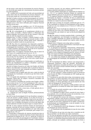 até oito meses e meio antes do encerramento do exercício financei-
ro e devolvido para sanção até o encerramento do primeiro período
da sessão legislativa;
III - o projeto de lei orçamentária da União será encaminhado até
quatro meses antes do encerramento do exercício financeiro e de-
volvido para sanção até o encerramento da sessão legislativa.
Art. 36. Os fundos existentes na data da promulgação da Constitui-
ção, excetuados os resultantes de isenções fiscais que passem a in-
tegrar patrimônio privado e os que interessem à defesa nacional,
extinguir-se-ão se não forem ratificados pelo Congresso Nacional
no prazo de dois anos.
Art. 37. A adaptação ao que estabelece o art. 167, III, deverá pro-
cessar-se no prazo de cinco anos, reduzindo-se o excesso à base de,
pelo menos, um quinto por ano.
Art. 38. Até a promulgação da lei complementar referida no art.
169, a União, os Estados, o Distrito Federal e os Municípios não
poderão despender com pessoal mais do que sessenta e cinco por
cento do valor das respectivas receitas correntes.
Parágrafo único. A União, os Estados, o Distrito Federal e os Mu-
nicípios, quando a respectiva despesa de pessoal exceder o limite
previsto neste artigo, deverão retornar àquele limite, reduzindo o
percentual excedente à razão de um quinto por ano.
Art. 39. Para efeito do cumprimento das disposições constitucio-
nais que impliquem variações de despesas e receitas da União, após
a promulgação da Constituição, o Poder Executivo deverá elaborar
e o Poder Legislativo apreciar projeto de revisão da lei orçamentá-
ria referente ao exercício financeiro de 1989.
Parágrafo único. O Congresso Nacional deverá votar no prazo de
doze meses a lei complementar prevista no art. 161, II.
Art. 40. É mantida a Zona Franca de Manaus, com suas caracterís-
ticas de área livre de comércio, de exportação e importação, e de
incentivos fiscais, pelo prazo de vinte e cinco anos, a partir da pro-
mulgação da Constituição.
Parágrafo único. Somente por lei federal podem ser modificados os
critérios que disciplinaram ou venham a disciplinar a aprovação
dos projetos na Zona Franca de Manaus.
Art. 41. Os Poderes Executivos da União, dos Estados, do Distrito
Federal e dos Municípios reavaliarão todos os incentivos fiscais de
natureza setorial ora em vigor, propondo aos Poderes Legislativos
respectivos as medidas cabíveis.
§ 1º Considerar-se-ão revogados após dois anos, a partir da data da
promulgação da Constituição, os incentivos que não forem confir-
mados por lei.
§ 2º A revogação não prejudicará os direitos que já tiverem sido
adquiridos, àquela data, em relação a incentivos concedidos sob
condição e com prazo certo.
§ 3º Os incentivos concedidos por convênio entre Estados, celebra-
dos nos termos do art. 23, § 6º, da Constituição de 1967, com a re-
dação da Emenda nº 1, de 17 de outubro de 1969, também deverão
ser reavaliados e reconfirmados nos prazos deste artigo.
Art. 42. Durante 25 (vinte e cinco) anos, a União aplicará, dos re-
cursos destinados à irrigação:
I - vinte por cento na Região Centro-Oeste;
II - cinqüenta por cento na Região Nordeste, preferencialmente
no Semi-Árido.
Art. 43. Na data da promulgação da lei que disciplinar a pesquisa e
a lavra de recursos e jazidas minerais, ou no prazo de um ano, a
contar da promulgação da Constituição, tornar-se-ão sem efeito as
autorizações, concessões e demais títulos atributivos de direitos mi-
nerários, caso os trabalhos de pesquisa ou de lavra não hajam sido
comprovadamente iniciados nos prazos legais ou estejam inativos.
Art. 44. As atuais empresas brasileiras titulares de autorização de
pesquisa, concessão de lavra de recursos minerais e de aproveita-
mento dos potenciais de energia hidráulica em vigor terão quatro
anos, a partir da promulgação da Constituição, para cumprir os re-
quisitos do art. 176, § 1º.
§ 1º Ressalvadas as disposições de interesse nacional previstas no
texto constitucional, as empresas brasileiras ficarão dispensadas do
cumprimento do disposto no art. 176, § 1º, desde que, no prazo de
até quatro anos da data da promulgação da Constituição, tenham o
produto de sua lavra e beneficiamento destinado a industrialização
no território nacional, em seus próprios estabelecimentos ou em
empresa industrial controladora ou controlada.
§ 2º Ficarão também dispensadas do cumprimento do disposto no
art. 176, § 1º, as empresas brasileiras titulares de concessão de
energia hidráulica para uso em seu processo de industrialização.
§ 3º As empresas brasileiras referidas no § 1º somente poderão ter
autorizações de pesquisa e concessões de lavra ou potenciais de
energia hidráulica, desde que a energia e o produto da lavra sejam
utilizados nos respectivos processos industriais.
Art. 45. Ficam excluídas do monopólio estabelecido pelo art. 177,
II, da Constituição as refinarias em funcionamento no País ampara-
das pelo art. 43 e nas condições do art. 45 da Lei nº 2.004, de 3 de
outubro de 1953.
Parágrafo único. Ficam ressalvados da vedação do art. 177, § 1º, os
contratos de risco feitos com a Petróleo Brasileiro S.A. , para pes-
quisa de petróleo, que estejam em vigor na data da promulgação da
Constituição.
Art. 46. São sujeitos à correção monetária desde o vencimento, até
seu efetivo pagamento, sem interrupção ou suspensão, os créditos
junto a entidades submetidas aos regimes de intervenção ou liqui-
dação extrajudicial, mesmo quando esses regimes sejam converti-
dos em falência.
Parágrafo único. O disposto neste artigo aplica-se também:
I - às operações realizadas posteriormente à decretação dos regi-
mes referidos no caput deste artigo;
II - às operações de empréstimo, financiamento, refinanciamen-
to, assistência financeira de liquidez, cessão ou sub-rogação de cré-
ditos ou cédulas hipotecárias, efetivação de garantia de depósitos
do público ou de compra de obrigações passivas, inclusive as reali-
zadas com recursos de fundos que tenham essas destinações;
III - aos créditos anteriores à promulgação da Constituição;
IV - aos créditos das entidades da administração pública anterio-
res à promulgação da Constituição, não liquidados até 1º de janeiro
de 1988.
Art. 47. Na liquidação dos débitos, inclusive suas renegociações e
composições posteriores, ainda que ajuizados, decorrentes de
quaisquer empréstimos concedidos por bancos e por instituições fi-
nanceiras, não existirá correção monetária desde que o empréstimo
tenha sido concedido:
I - aos micro e pequenos empresários ou seus estabelecimentos
no período de 28 de fevereiro de 1986 a 28 de fevereiro de 1987;
II - aos mini, pequenos e médios produtores rurais no período de
28 de fevereiro de 1986 a 31 de dezembro de 1987, desde que rela-
tivos a crédito rural.
§ 1º Consideram-se, para efeito deste artigo, microempresas as pes-
soas jurídicas e as firmas individuais com receitas anuais de até dez
mil obrigações do Tesouro Nacional, e pequenas empresas as pes-
soas jurídicas e as firmas individuais com receita anual de até vinte
e cinco mil obrigações do Tesouro Nacional.
§ 2º A classificação de mini, pequeno e médio produtor rural será
feita obedecendo-se às normas de crédito rural vigentes à época do
contrato.
§ 3º A isenção da correção monetária a que se refere este artigo só
será concedida nos seguintes casos:
I - se a liquidação do débito inicial, acrescido de juros legais e
taxas judiciais, vier a ser efetivada no prazo de noventa dias, a con-
tar da data da promulgação da Constituição;
II - se a aplicação dos recursos não contrariar a finalidade do fi-
nanciamento, cabendo o ônus da prova à instituição credora;
III - se não for demonstrado pela instituição credora que o mutu-
ário dispõe de meios para o pagamento de seu débito, excluído des-
ta demonstração seu estabelecimento, a casa de moradia e os ins-
trumentos de trabalho e produção;
IV - se o financiamento inicial não ultrapassar o limite de cinco
mil obrigações do Tesouro Nacional;
V - se o beneficiário não for proprietário de mais de cinco módu-
los rurais.
§ 4º Os benefícios de que trata este artigo não se estendem aos dé-
bitos já quitados e aos devedores que sejam constituintes.
§ 5º No caso de operações com prazos de vencimento posteriores à
data-limite de liquidação da dívida, havendo interesse do mutuário,
os bancos e as instituições financeiras promoverão, por instrumento
próprio, alteração nas condições contratuais originais de forma a
51
 