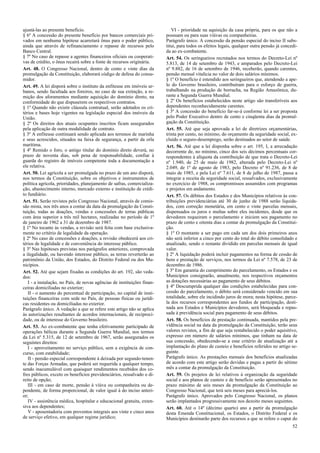 ajustá-las ao presente benefício.
§ 6º A concessão do presente benefício por bancos comerciais pri-
vados em nenhuma hipótese acarretará ônus para o poder público,
ainda que através de refinanciamento e repasse de recursos pelo
Banco Central.
§ 7º No caso de repasse a agentes financeiros oficiais ou cooperati-
vas de crédito, o ônus recairá sobre a fonte de recursos originária.
Art. 48. O Congresso Nacional, dentro de cento e vinte dias da
promulgação da Constituição, elaborará código de defesa do consu-
midor.
Art. 49. A lei disporá sobre o instituto da enfiteuse em imóveis ur-
banos, sendo facultada aos foreiros, no caso de sua extinção, a re-
mição dos aforamentos mediante aquisição do domínio direto, na
conformidade do que dispuserem os respectivos contratos.
§ 1º Quando não existir cláusula contratual, serão adotados os cri-
térios e bases hoje vigentes na legislação especial dos imóveis da
União.
§ 2º Os direitos dos atuais ocupantes inscritos ficam assegurados
pela aplicação de outra modalidade de contrato.
§ 3º A enfiteuse continuará sendo aplicada aos terrenos de marinha
e seus acrescidos, situados na faixa de segurança, a partir da orla
marítima.
§ 4º Remido o foro, o antigo titular do domínio direto deverá, no
prazo de noventa dias, sob pena de responsabilidade, confiar à
guarda do registro de imóveis competente toda a documentação a
ele relativa.
Art. 50. Lei agrícola a ser promulgada no prazo de um ano disporá,
nos termos da Constituição, sobre os objetivos e instrumentos de
política agrícola, prioridades, planejamento de safras, comercializa-
ção, abastecimento interno, mercado externo e instituição de crédi-
to fundiário.
Art. 51. Serão revistos pelo Congresso Nacional, através de comis-
são mista, nos três anos a contar da data da promulgação da Consti-
tuição, todas as doações, vendas e concessões de terras públicas
com área superior a três mil hectares, realizadas no período de 1º
de janeiro de 1962 a 31 de dezembro de 1987.
§ 1º No tocante às vendas, a revisão será feita com base exclusiva-
mente no critério de legalidade da operação.
§ 2º No caso de concessões e doações, a revisão obedecerá aos cri-
térios de legalidade e de conveniência do interesse público.
§ 3º Nas hipóteses previstas nos parágrafos anteriores, comprovada
a ilegalidade, ou havendo interesse público, as terras reverterão ao
patrimônio da União, dos Estados, do Distrito Federal ou dos Mu-
nicípios.
Art. 52. Até que sejam fixadas as condições do art. 192, são veda-
dos:
I - a instalação, no País, de novas agências de instituições finan-
ceiras domiciliadas no exterior;
II - o aumento do percentual de participação, no capital de insti-
tuições financeiras com sede no País, de pessoas físicas ou jurídi-
cas residentes ou domiciliadas no exterior.
Parágrafo único. A vedação a que se refere este artigo não se aplica
às autorizações resultantes de acordos internacionais, de reciproci-
dade, ou de interesse do Governo brasileiro.
Art. 53. Ao ex-combatente que tenha efetivamente participado de
operações bélicas durante a Segunda Guerra Mundial, nos termos
da Lei nº 5.315, de 12 de setembro de 1967, serão assegurados os
seguintes direitos:
I - aproveitamento no serviço público, sem a exigência de con-
curso, com estabilidade;
II - pensão especial correspondente à deixada por segundo-tenen-
te das Forças Armadas, que poderá ser requerida a qualquer tempo,
sendo inacumulável com quaisquer rendimentos recebidos dos co-
fres públicos, exceto os benefícios previdenciários, ressalvado o di-
reito de opção;
III - em caso de morte, pensão à viúva ou companheira ou de-
pendente, de forma proporcional, de valor igual à do inciso anteri-
or;
IV - assistência médica, hospitalar e educacional gratuita, exten-
siva aos dependentes;
V - aposentadoria com proventos integrais aos vinte e cinco anos
de serviço efetivo, em qualquer regime jurídico;
VI - prioridade na aquisição da casa própria, para os que não a
possuam ou para suas viúvas ou companheiras.
Parágrafo único. A concessão da pensão especial do inciso II subs-
titui, para todos os efeitos legais, qualquer outra pensão já concedi-
da ao ex-combatente.
Art. 54. Os seringueiros recrutados nos termos do Decreto-Lei nº
5.813, de 14 de setembro de 1943, e amparados pelo Decreto-Lei
nº 9.882, de 16 de setembro de 1946, receberão, quando carentes,
pensão mensal vitalícia no valor de dois salários mínimos.
§ 1º O benefício é estendido aos seringueiros que, atendendo a ape-
lo do Governo brasileiro, contribuíram para o esforço de guerra,
trabalhando na produção de borracha, na Região Amazônica, du-
rante a Segunda Guerra Mundial.
§ 2º Os benefícios estabelecidos neste artigo são transferíveis aos
dependentes reconhecidamente carentes.
§ 3º A concessão do benefício far-se-á conforme lei a ser proposta
pelo Poder Executivo dentro de cento e cinqüenta dias da promul-
gação da Constituição.
Art. 55. Até que seja aprovada a lei de diretrizes orçamentárias,
trinta por cento, no mínimo, do orçamento da seguridade social, ex-
cluído o seguro-desemprego, serão destinados ao setor de saúde.
Art. 56. Até que a lei disponha sobre o art. 195, I, a arrecadação
decorrente de, no mínimo, cinco dos seis décimos percentuais cor-
respondentes à alíquota da contribuição de que trata o Decreto-Lei
nº 1.940, de 25 de maio de 1982, alterada pelo Decreto-Lei nº
2.049, de 1º de agosto de 1983, pelo Decreto nº 91.236, de 8 de
maio de 1985, e pela Lei nº 7.611, de 8 de julho de 1987, passa a
integrar a receita da seguridade social, ressalvados, exclusivamente
no exercício de 1988, os compromissos assumidos com programas
e projetos em andamento.
Art. 57. Os débitos dos Estados e dos Municípios relativos às con-
tribuições previdenciárias até 30 de junho de 1988 serão liquida-
dos, com correção monetária, em cento e vinte parcelas mensais,
dispensados os juros e multas sobre eles incidentes, desde que os
devedores requeiram o parcelamento e iniciem seu pagamento no
prazo de cento e oitenta dias a contar da promulgação da Constitui-
ção.
§ 1º O montante a ser pago em cada um dos dois primeiros anos
não será inferior a cinco por cento do total do débito consolidado e
atualizado, sendo o restante dividido em parcelas mensais de igual
valor.
§ 2º A liquidação poderá incluir pagamentos na forma de cessão de
bens e prestação de serviços, nos termos da Lei nº 7.578, de 23 de
dezembro de 1986.
§ 3º Em garantia do cumprimento do parcelamento, os Estados e os
Municípios consignarão, anualmente, nos respectivos orçamentos
as dotações necessárias ao pagamento de seus débitos.
§ 4º Descumprida qualquer das condições estabelecidas para con-
cessão do parcelamento, o débito será considerado vencido em sua
totalidade, sobre ele incidindo juros de mora; nesta hipótese, parce-
la dos recursos correspondentes aos fundos de participação, desti-
nada aos Estados e Municípios devedores, será bloqueada e repas-
sada à previdência social para pagamento de seus débitos.
Art. 58. Os benefícios de prestação continuada, mantidos pela pre-
vidência social na data da promulgação da Constituição, terão seus
valores revistos, a fim de que seja restabelecido o poder aquisitivo,
expresso em número de salários mínimos, que tinham na data de
sua concessão, obedecendo-se a esse critério de atualização até a
implantação do plano de custeio e benefícios referidos no artigo se-
guinte.
Parágrafo único. As prestações mensais dos benefícios atualizadas
de acordo com este artigo serão devidas e pagas a partir do sétimo
mês a contar da promulgação da Constituição.
Art. 59. Os projetos de lei relativos à organização da seguridade
social e aos planos de custeio e de benefício serão apresentados no
prazo máximo de seis meses da promulgação da Constituição ao
Congresso Nacional, que terá seis meses para apreciá-los.
Parágrafo único. Aprovados pelo Congresso Nacional, os planos
serão implantados progressivamente nos dezoito meses seguintes.
Art. 60. Até o 14º (décimo quarto) ano a partir da promulgação
desta Emenda Constitucional, os Estados, o Distrito Federal e os
Municípios destinarão parte dos recursos a que se refere o caput do
52
 