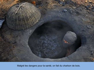 Malgré les dangers pour la santé, on fait du charbon de bois. 