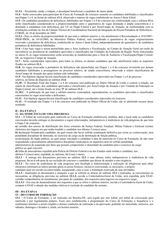 11.3.1 – Persistindo, ainda, o empate, o desempate beneficiará o candidato de maior idade.
11.4 - Serão convocados para participar do Curso de Formação do concurso somente os candidatos habilitados e classificados
nas Etapas 1 a 4, na forma do subitem 11.1, observado o número de vagas estabelecido no Anexo I deste Edital.
11.5 - Os candidatos portadores de deficiência, habilitados nas Etapas 1 a 4 do concurso em conformidade com o subitem 11.1,
serão classificados considerando-se a proporcionalidade entre o quantitativo de vagas destinado à ampla concorrência e o
destinado a candidatos com deficiência, por UF ou Órgão Central e por Área/Campo de Atuação, de conformidade com as
orientações contidas na Ata da Câmara Técnica da Coordenadoria Nacional da Integração da Pessoa Portadora de Deficiência -
CORDE, de 18 de dezembro de 2002.
11.5.1 - Para os efeitos da proporcionalidade de que trata o subitem anterior e, em atendimento à Recomendação n. 018/2005 -
PRDF/PRDC, de 10/10/2005, do Ministério Público Federal, será considerado o quantitativo de vagas originariamente
reservado a portadores de deficiência, estabelecido no Anexo I deste Edital, independentemente do quantitativo de candidatos
portadores de deficiência habilitados.
11.6 - Caso haja vagas a serem preenchidas para a Área Auditoria e Fiscalização, no Campo de Atuação Geral em razão da
inexistência ou desistência de candidatos aprovados e classificados nas Unidades da Federação da Região Norte relacionadas
no anexo II, as vagas remanescentes serão acrescidas às estabelecidas para a Área de Auditoria e Fiscalização/Órgão Central-
DF, no respectivo Campo de Atuação.
11.7 - Serão considerados reprovados, para todos os efeitos, os demais candidatos que não satisfizerem todos os requisitos
fixados no subitem 11.1.
11.8- As vagas reservadas a portadores de deficiência não preenchidas nas Etapas 1 a 4 do concurso reverterão aos demais
candidatos habilitados a prosseguirem no processo seletivo, de ampla concorrência, observada a ordem classificatória da
Área/Campo de Atuação dos quais tenham sido subtraídas.
11.9 - Em hipótese alguma haverá classificação de candidatos considerados reprovados nas Etapas 1 a 4 do processo
seletivo, na forma do disposto no subitem 11.6.
11.10 - O Resultado Final das Etapas 1 a 4 do concurso será publicado no Diário Oficial da União e conterá a relação, em
ordem de classificação, dos candidatos aprovados e classificados, por Área/Campo de Atuação e por Unidade da Federação ou
Órgão Central, até o limite fixado na letra "f" do subitem 11.1.
11.10.1 - A publicação de que trata o subitem anterior contemplará, separadamente, os candidatos aprovados e classificados
concorrentes às vagas reservadas a deficientes.
11.11 – Em hipótese alguma haverá classificação de candidatos considerados reprovados no concurso.
11.12 – O resultado das Etapas 1 a 4 do concurso será publicado no Diário Oficial da União, não se admitindo recurso desse
resultado.

II – DA ETAPA 5
12 - DA SINDICÂNCIA DE VIDA PREGRESSA
12.1 – O Edital de convocação para matrícula no Curso de Formação estabelecerá, também, data e local onde os candidatos
convocados deverão entregar os documentos a seguir relacionados, indispensáveis à sindicância de vida pregressa de que trata
a Etapa 5 do concurso:
a) certidão dos setores de distribuição dos foros criminais da Justiça Federal, Estadual, Militar Federal e Eleitoral (crimes
eleitorais) dos lugares em que tenha residido o candidato nos últimos 5 (cinco) anos;
b) declaração firmada pelo candidato, da qual conste não haver sofrido condenação definitiva por crime ou contravenção, nem
penalidade disciplinar de demissão, no exercício de cargo ou de destituição de função pública;
c) declaração do órgão público, ao qual esteja vinculado o candidato à data da matrícula no Curso de Formação, de não estar
respondendo a procedimento administrativo disciplinar (sindicância ou inquérito) nem ter sofrido penalidade
administrativa de suspensão por fatos que possam comprometer a idoneidade do candidato para o exercício do cargo
público ao qual concorre.
d) folha de antecedentes expedida pela Polícia do Distrito Federal e/ou dos Estados onde residiu o candidato, nos
últimos 5 (cinco) anos, expedida, no máximo, há 6 (seis ) meses.
12.1.1 - A entrega dos documentos previstos no subitem 12.1 e suas alíneas, todos indispensáveis à sindicância de vida
pregressa, far-se-á sob pena de ser excluído do concurso o candidato que deixar de atender a esta exigência.
12.1.2 - No curso da sindicância de vida pregressa será facultada à Administração a realização de diligências para obter
elementos informativos outros perante quem os possa fornecer, inclusive convocando, se necessário, o próprio
candidato para ser ouvido ou entrevistado, assegurando, caso a caso, a tramitação reservada de suas atividades.
12.1.3 - Analisados os documentos e situações a que se referem as alíneas do subitem 12.1 e realizadas, se convenientes ou
necessárias, as diligências previstas no subitem 12.1.2, ouvida a Controladoria-Geral da União, será expedida, pela ESAF,
certidão comprobatória do atendimento, por parte do candidato, dos requisitos para ingresso no respectivo cargo.
12.1.3.1 - Em caso de desatendimento dos requisitos a que se refere o subitem anterior, ouvida a Controladoria-Geral da União,
compete à ESAF a adoção das medidas relativas à exclusão do candidato do certame.

III – DA ETAPA 6
13 – DO CURSO DE FORMAÇÃO
13.1 – O Curso de Formação, a ser realizado em Brasília-DF, será regido por este Edital, por edital de convocação para
matrícula e por regulamento próprio. Esses atos estabelecerão a programação do Curso de Formação, a frequência e o
rendimento mínimos a serem exigidos e demais condições de realização e de aprovação, podendo ser ministrado, inclusive, aos
sábados, domingos e feriados e, ainda, em horário noturno.
 