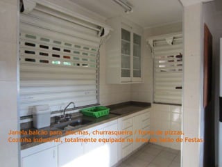Janela balcão para piscinas, churrasqueira / forno de pizzas.
Cozinha industrial, totalmente equipada na área do Salão de Festas.
 