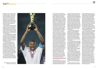 94
Korea / Japan 2001
95
The Final
estrellas como Zidane, Candela, Thuram,
Petit, Barthez, Henry y Trezeguet, tenían
la intención de agregar a su historial de
triunfos de los últimos años otro título
más. Su camino hacia la final pasó por
el dueño de casa Corea, el poseedor del
título México y, en las semifinales, el
tetracampeón mundial Brasil. En la final
en Yokohama, Francia era considerada la
selección favorita, por más que su rival
no hubiera concedido ningún gol en el
transcurso del torneo.
Ambos conjuntos tenían muy presente
su último choque en marzo de 2001, que
finalizó con una paliza contundente de la
escuadra nipona por 5 a 0. No obstante,
los europeos estaban dispuestos a no ceder
la iniciativa al elenco asiático –claramente
superior al de marzo- y presionaron desde
el inicio, poniendo en grandes dificultades
a la defensa japonesa.
Los veloces centrocampistas Djorkaeff,
Vieira, Pires y Marlet superaron con facili-
dad la trampa del fuera de juego japonés
y dispusieron de numerosas posibilidades
para asegurar el triunfo ya en el primer
tiempo, pero los delanteros Anelka y Wil-
tord fallaron clamorosamente incluso las
posibilidades más claras.
El 1 a 0 poco antes de la pausa era
un resultado muy modesto de cara a
la aplastante superioridad de los france-
ses. El tanto fue producto de un desen-
tendimiento entre un defensor y el por-
tero Kawaguchi al querer interceptar un
centro. Cuando llegó la pelota por arriba,
Vieira aprovechó la indecisión para ele-
varse entre los dos y aplicó el frentazo
hacia abajo que dejó sin chance al guarda-
meta japonés. Los franceses contaron con
otras varias situaciones favorables adicio-
nales, que no supieron concretar.
El entrenador de los japoneses, Phi-
lippe Troussier, tuvo que intervenir para
contrarrestar el problema que le planteaba
el conjunto galo, y optó por hacer ingresar
primero a Miura y luego a Nakayama.
Los cambios tuvieron éxito: Miura obligó
al volante Karembeu a replegarse a la
defensa, y Nakayama exhibió un alto
grado de efectividad en sus despliegues
ofensivos, demostrando que su escuadra
podía inquietar a sus rivales sin las figuras
estelares Hidetoshi Nakata y Suzuki. Los
franceses se vieron obligados a modificar
igualmente su concepto de juego, ya que
los marcadores nipones habían cerrado
los pasillos abiertos en el primer tiempo,
y las incursiones desde la línea media
habían dejado de surtir efecto. Los japo-
neses pusieron a prueba el bloque defen-
sivo del campeón mundial con largos
pases hacia sus delanteros, asumieron el
mando del partido por unos minutos
y estuvieron a punto de conseguir el
empate. Francia comenzó a evidenciar
errores de concentración, pero no sucum-
bió y, gracias a la experiencia de jugadores
como Vieira, Desailly, Pires y Wiltord,
logró lentificar el ritmo de juego, retener
el balón en sus propias líneas y salvar
el exiguo resultado hasta el silbato final.
Cuando el imparcial dio por terminado el
cotejo, los franceses pudieron festejar la
conquista de la Copa Confederaciones –
su tercer triunfo mundial en el plazo de
pocos años tras el título europeo y la Copa
Mundial 1998. Pese a que Japón tuviera
que conceder su primer y único gol en este
torneo, puede estar orgulloso de haber
derrotado a los talentosos futbolistas de
Camerún y haber mantenido en jaque a la
joven escuadra brasileña. Por más que
no se cumplieran las expectativas de
jugadores y hinchas de deparar una
gran sorpresa en la final, la escuadra
nipona merece un enorme respeto por
su extraordinaria actuación y compor-
tamiento, tanto dentro como fuera del
terreno de juego, virtudes que le aporta-
ron el trofeo Fair Play de la FIFA.
Japan – Frankreich 0-1 (0-1)
1999 hatten die Franzosen,alsWeltmeister
zum Turnier eingeladen, aus verschiede-
nen Gründen noch auf die Teilnahme am
Konföderationen-Pokal in Mexiko ver-
zichtet. Diesmal nahmen sie jedoch die
Einladung an, als Europameister in Korea
und Japan anzutreten. Sie waren bereit,
ihre Klasse in diesem aussergewöhnlichen
Wettbewerb unter Beweis zu stellen. Trotz
der Abwesenheit von Stars wie Zidane,
Candela, Thuram, Petit, Barthez, Henry
oder Trezeguet wollten sie die Reihe der
Erfolge in den letzten Jahren unbedingt
mit einem weiteren Titel fortsetzen. Auf
dem Weg ins Endspiel warfen sie Gastge-
ber Korea, Titelverteidiger Mexiko und im
Halbfinale Brasilien aus dem Rennen. Im
Finale in Yokohama galten sie gegen Japan
als klare Favoriten, obwohl ihre Gegner
bis dahin noch kein einziges Gegentor
zugelassen hatten.
Beide Mannschaften konnten sich
noch gut an ihre letzte Begegnung im
März 2001 erinnern, die mit einem
5:0-Kantersieg der Franzosen geendet
hatte. Dennoch waren die Europameister
entschlossen, die seither stark verbes-
serten Japaner gar nicht erst ins Spiel
kommen zu lassen und machten sofort
enormen Druck, was die Dreierkette in
der Abwehr der Asiaten in grosse Schwie-
rigkeiten brachte.
Die Franzosen hatten mit den schnel-
len Vorstössen ihrer offensiven Mittelfeld-
spieler Djorkaeff, Vieira, Pires und Marlet
das richtige Rezept gegen die Abseitsfalle
der Japaner gefunden. Sie erspielten
sich zahlreiche Möglichkeiten und hätten
sich den Sieg schon in der ersten
Halbzeit endgültig sichern können, doch
die beiden Stürmer Anelka und Wiltord
vergaben auch beste Chancen.
Die 1:0-Führung zur Pause war ange-
sichts der deutlichen Überlegenheit der
Franzosen viel zu knapp. Das einzige Tor
fiel nach einem Fehler des bis dahin unge-
schlagenen Torhüters Kawaguchi, der hin-
auslief, um eine Flanke abzufangen, und
sich dabei mit einem seiner Verteidiger
uneinig war. Vieira ging dazwischen und
köpfte den Ball ins leere Tor. Die Fran-
zosen hatten danach noch weitere gute
Chancen, die sie aber alle ungenutzt lies-
sen.
Philippe Troussier, der Trainer der
Japaner, musste sich für die zweite Halb-
zeit etwas einfallen lassen und brachte
zunächst Miura und später Nakayama neu
in die Mannschaft. Ihre Einwechslungen
wirkten sich positiv auf die Spielweise
der Asiaten aus: Miura zwang auf der
linken Seite Mittelfeldspieler Karembeu
in eine defensivere Rolle, während Naka-
yama beweisen wollte, dass das Team
auch ohne Hidetoshi Nakata und Suzuki
gefährlich sein konnte. In der Folge mus-
sten auch die Franzosen ihr Spiel umstel-
len, da die Räume, die ihnen in der
ersten Halbzeit noch offen standen, von
einer kompakteren japanischen Abwehr
versperrt wurden.Auch mit ihrenVorstös-
sen aus dem Mittelfeld heraus gab es kein
einfaches Durchkommen mehr.
Die Japaner prüften die Verteidigung
des Welt- und Europameisters mit langen
Pässen in die Spitze, übernahmen für
einige Minuten sogar die Kontrolle und
schienen auf gutem Weg zum Ausgleich.
Die Franzosen zeigten unter dem Druck
des Gegners erste Anzeichen von Konzen-
trationsschwächen, blieben aber aufmerk-
sam genug. Und dank der Erfahrung von
Spielern wie Vieira, Desailly, Pires und
Wiltord gelang es ihnen, das Tempo aus
dem Spiel herauszunehmen, den Ball in
den eigenen Reihen zu halten und den
knappen Vorsprung über die Zeit zu brin-
gen. Als endlich der Schlusspfiff kam,
durften sie sich über den verdienten
Gewinn des Konföderationen-Pokals
und damit nach der Europameisterschaft
2000 und dem Weltpokal 1998 über den
dritten internationalen Titel in wenigen
Jahren freuen. Die Japaner hatten mit
dem 0:1 doch noch ihren ersten Gegen-
treffer des Turniers kassiert, durften
aber weiterhin stolz darauf sein, die
Ballkünstler aus Kamerun und die talen-
tierten jungen Brasilianer in Schach
gehalten zu haben. Obwohl die einhei-
mischen Fans im Finale vergeblich auf
eine Überraschung hofften, hatten sich
die Japaner mit ihren guten Leistungen
grossen Respekt verdient. Sie waren aus-
serdem beispielhafte, sehr freundliche
Gastgeber und erhielten für ihr grossarti-
ges Verhalten auf und neben dem Platz
den FIFA-Fairplay-Preis.
Pure delight for French captain Marcel
Desailly as he lifts the trophy.
 