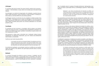 FUNDAMENTOS DA MEDIAÇÃO COMUNITÁRIA GUIA DO ESTUDANTE
32 33
Arbitragem
É o processo pelo qual as partes, de comum acordo, aceitam que um terceiro –
o árbitro – tome decisões, ou seja, arbitre uma solução para uma determinada
disputa.
Na arbitragem, ao contrário da negociação e da mediação, as partes não pos-
suem o poder de decisão, o qual se encontra a cargo do árbitro. A sentença ar-
bitral produz os mesmos efeitos de uma sentença judicial.
A arbitragem assume os contornos de uma jurisdição no âmbito privado. Para
Foley (2010), “o paradigma que se revela na arbitragem é o de uma estrutura
piramidal-coercitiva, sendo que no vértice desta relação, em vez do estado-juiz,
está o árbitro escolhido pelas partes nos contratos celebrados à luz do direito
privado” (p. 80).
Conciliação
É o processo em que um terceiro, o conciliador, induz as partes a um entendi-
mento com vistas ao acordo. A condução desse procedimento é atribuída a um
terceiro com poderes para sugerir, ponderar e aconselhar as partes sobre a me-
lhor solução para o conflito.
Este processo é, muitas vezes, confundido com a mediação. Embora existam
semelhanças, há diferenças importantes, que nem sempre são devidamente
identificadas e consideradas.
Conforme Juan Carlos Vezzulla (2001),
A conciliação como técnica é de grande utilidade nos problemas que não en-
volvem relacionamento entre as partes, pois permite trabalhar sobre a apre-
sentação superficial (verdade formal ou posição) para alcançar uma solução
de compromisso sem repercussão especial no futuro de suas vidas (p. 16).
Ao contrário da mediação, na conciliação, resolve-se o conflito em sua manifes-
tação mais explícita, não cabendo uma apreciação profunda sobre as motiva-
ções do conflito.
Mediação
É o processo de gestão de conflitos no qual um terceiro, o mediador, atua de
forma imparcial, facilitando a comunicação entre os envolvidos, com vistas à
solução do conflito. A responsabilidade pelo resultado do processo é dos pró-
prios participantes, a partir da identificação dos seus interesses e necessida-
des. O mediador pode ter qualquer formação profissional, distinguindo-se pe-
lo fato de possuir capacitação teórica e metodológica específica. Adolfo Braga
Neto diz:
Mediação é uma técnica não-adversarial de resolução de conflitos, por
meio da qual duas ou mais pessoas recorrem a um especialista neutro, ca-
pacitado, que realiza reuniões conjuntas e/ou separadas, com o intuito de
estimulá-las a obter uma solução consensual e satisfatória, salvaguardan-
do o relacionamento entre elas.
As características principais desse meio de resolução de conflitos são: a volun-
tariedade do processo; o papel do mediador como um terceiro imparcial e sem
qualquer poder de decisão; e solução construída pelos participantes em con-
flito. Para Foley (2010), a lógica da mediação obedece a “um padrão dialógico,
horizontal e participativo, o qual inaugura um novo enfoque para o tema da rea-
lização da justiça” (p. 81).
Essa técnica se diferencia dos demais métodos de solução de conflitos, princi-
palmente porque, no processo de mediação, existe a preocupação em reforçar
vínculos entre as partes, transformar e prevenir conflitos. O mediador ajuda as
partes a entenderem o conflito como algo transitório, uma ponte para o desen-
volvimento da comunicação e da convivência. O mediador colabora para que as
partes resolvam o conflito com tranquilidade. Na mediação transformativa (ou
transformadora) (Bush e Folger), objetiva-se também o reconhecimento mútuo
de interesses e sentimentos, para gerar uma solução empática do conflito; além
de promover a capacitação (empoderamento) das partes para lidarem com situ-
ações conflituosas futuras.
A mediação é cooperativa à medida que as partes se propõem, pelo diálogo im-
pulsionado pelo mediador, a compreender os sentimentos e interesses da outra
parte. O objetivo é a satisfação das necessidades e o fortalecimento do rela-
cionamento. O enfoque prospectivo da mediação impulsiona uma melhoria das
relações, visto que a “vitória” de um não implica necessariamente “derrota” do
outro, gerando uma desconflitualização da controvérsia. (PERRONI, 2003).
As soluções construídas pelas partes envolvidas no conflito podem ser ta-
lhadas além da lei. Quando os protagonistas inventam seus próprios remé-
dios, em geral, não se apóiam na letra da lei porque seu pronunciamento é
por demais genérico para observar a particularidade do caso concreto. Há,
pois, a liberdade de criar soluções sem as amarras dos resultados impostos
pelo ordenamento jurídico. Nesse sentido, as partes, antes alheias ao pro-
cesso de elaboração das leis, ‘legislam’ ao constituir suas próprias soluções
(FOLEY, 2010, p. 82).
 
