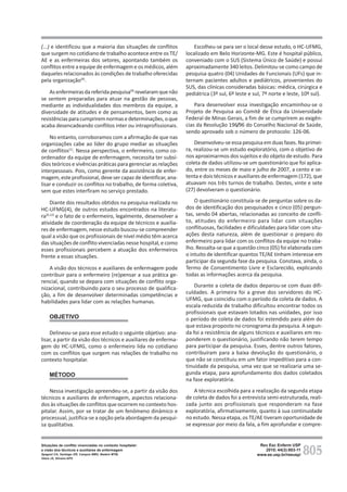 805
Rev Esc Enferm USP
2010; 44(3):803-11
www.ee.usp.br/reeusp/
Situações de conflito vivenciadas no contexto hospitalar:
a visão dos técnicos e auxiliares de enfermagem
Spagnol CA, Santiago GR, Campos BMO, Badaró MTM,
Vieira JS, Silveira APO
(...) e identificou que a maioria das situações de conflitos
que surgem no cotidiano de trabalho acontece entre os TE/
AE e as enfermeiras dos setores, apontando também os
conflitos entre a equipe de enfermagem e os médicos, além
daqueles relacionados às condições de trabalho oferecidas
pela organização(9)
.
Asenfermeirasdareferidapesquisa(9)
revelaramquenão
se sentem preparadas para atuar na gestão de pessoas,
mediante as individualidades dos membros da equipe, a
diversidade de atitudes e de pensamentos, bem como as
resistênciasparacumpriremnormasedeterminações,oque
acaba desencadeando conflitos inter ou intraprofissionais.
No entanto, corroboramos com a afirmação de que nas
organizações cabe ao líder do grupo mediar as situações
de conflitos(1)
. Nessa perspectiva, o enfermeiro, como co-
ordenador da equipe de enfermagem, necessita ter subsí-
dios teóricos e vivências práticas para gerenciar as relações
interpessoais. Pois, como gerente da assistência de enfer-
magem, este profissional, deve ser capaz de identificar, ana-
lisar e conduzir os conflitos no trabalho, de forma coletiva,
sem que estes interfiram no serviço prestado.
Diante dos resultados obtidos na pesquisa realizada no
HC-UFMG(4), de outros estudos encontrados na literatu-
ra(9,12)
e o fato de o enfermeiro, legalmente, desenvolver a
atividade de coordenação da equipe de técnicos e auxilia-
res de enfermagem, nesse estudo buscou-se compreender
qual a visão que os profissionais de nível médio têm acerca
das situações de conflito vivenciadas nesse hospital, e como
esses profissionais percebem a atuação dos enfermeiros
frente a essas situações.
A visão dos técnicos e auxiliares de enfermagem pode
contribuir para o enfermeiro (re)pensar a sua prática ge-
rencial, quando se depara com situações de conflito orga-
nizacional, contribuindo para o seu processo de qualifica-
ção, a fim de desenvolver determinadas competências e
habilidades para lidar com as relações humanas.
OBJETIVO
Delineou-se para esse estudo o seguinte objetivo: ana-
lisar, a partir da visão dos técnicos e auxiliares de enferma-
gem do HC-UFMG, como o enfermeiro lida no cotidiano
com os conflitos que surgem nas relações de trabalho no
contexto hospitalar.
MÉTODO
Nessa investigação apreendeu-se, a partir da visão dos
técnicos e auxiliares de enfermagem, aspectos relaciona-
dos às situações de conflitos que ocorrem no contexto hos-
pitalar. Assim, por se tratar de um fenômeno dinâmico e
processual, justifica-se a opção pela abordagem da pesqui-
sa qualitativa.
Escolheu-se para ser o local desse estudo, o HC-UFMG,
localizado em Belo Horizonte-MG. Este é hospital público,
conveniado com o SUS (Sistema Único de Saúde) e possui
aproximadamente 340 leitos. Delimitou-se como campo de
pesquisa quatro (04) Unidades de Funcionais (UFs) que in-
ternam pacientes adultos e pediátricos, provenientes do
SUS, das clínicas consideradas básicas: médica, cirúrgica e
pediátrica (3º sul, 6º leste e sul, 7º norte e leste, 10º sul).
Para desenvolver essa investigação encaminhou-se o
Projeto de Pesquisa ao Comitê de Ética da Universidade
Federal de Minas Gerais, a fim de se cumprirem as exigên-
cias da Resolução 196/96 do Conselho Nacional de Saúde,
sendo aprovado sob o número de protocolo: 126-06.
Desenvolveu-se essa pesquisa em duas fases. Na primei-
ra, realizou-se um estudo exploratório, com o objetivo de
nos aproximarmos dos sujeitos e do objeto de estudo. Para
coleta de dados utilizou-se um questionário que foi aplica-
do, entre os meses de maio e julho de 2007, a cento e se-
tenta e dois técnicos e auxiliares de enfermagem (172), que
atuavam nos três turnos de trabalho. Destes, vinte e sete
(27) devolveram o questionário.
O questionário constituía-se de perguntas sobre os da-
dos de identificação dos pesquisados e cinco (05) pergun-
tas, sendo 04 abertas, relacionadas ao conceito de confli-
to, atitudes do enfermeiro para lidar com situações
conflituosas, facilidades e dificuldades para lidar com situ-
ações desta natureza, além de questionar o preparo do
enfermeiro para lidar com os conflitos da equipe no traba-
lho. Ressalta-se que a questão cinco (05) foi elaborada com
o intuito de identificar quantos TE/AE tinham interesse em
participar da segunda fase da pesquisa. Constava, ainda, o
Termo de Consentimento Livre e Esclarecido, explicando
todas as informações acerca da pesquisa.
Durante a coleta de dados deparou-se com duas difi-
culdades. A primeira foi a greve dos servidores do HC-
UFMG, que coincidiu com o período da coleta de dados. A
escala reduzida de trabalho dificultou encontrar todos os
profissionais que estavam lotados nas unidades, por isso
o período de coleta de dados foi estendido para além do
que estava proposto no cronograma da pesquisa. A segun-
da foi a resistência de alguns técnicos e auxiliares em res-
ponderem o questionário, justificando não terem tempo
para participar da pesquisa. Esses, dentre outros fatores,
contribuíram para a baixa devolução do questionário, o
que não se constituiu em um fator impeditivo para a con-
tinuidade da pesquisa, uma vez que se realizaria uma se-
gunda etapa, para aprofundamento dos dados coletados
na fase exploratória.
A técnica escolhida para a realização da segunda etapa
de coleta de dados foi a entrevista semi-estruturada, reali-
zada junto aos profissionais que responderam na fase
exploratória, afirmativamente, quanto à sua continuidade
no estudo. Nessa etapa, os TE/AE tiveram oportunidade de
se expressar por meio da fala, a fim aprofundar e compre-
 