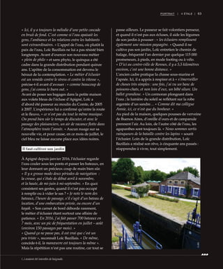 63PORTRAIT | II ÉTALE |
©JBG
« Ici, il y a toujours la mélodie d’une petite cascade
en bruit de fond. C’est comme si l’eau apaisait les
gens, l’ambiance et les relations entre les habitants
sont extraordinaires. » L’appel de l’eau, où plutôt la
paix de l’eau, Loïc Bazillais ne lui a pas résisté bien
longtemps. Avant d’exercer son nouveau métier
« plein de philo » et sans phyto, le quinqua a été
cadre dans la grande distribution pendant quinze
ans. L’apôtre de la consommation est devenu le
héraut de la contemplation. « Le métier d’éclusier
est un remède contre le stress et contre la vitesse »,
précise-t-il avant d’avouer : « comme beaucoup de
gens, j’ai connu le burn out. »
Avant de poser ses bagages dans la petite maison
aux volets bleus de l’écluse d’Apigné, Loïc a
d’abord été passeur au moulin du Comte, de 2005
à 2007. L’expérience lui a confirmé qu’entre la route
et le fleuve, « ce n’est pas du tout la même musique.
On prend bien sûr le temps de discuter, et avec le
passage des plaisanciers, un air de vacance flotte dans
l’atmosphère toute l’année. » Aucun nuage sur sa
nouvelle vie, et pour cause, en ce mois de juillet, le
ciel bleu ne laisse aucune place aux idées noires.
Il faut cultiver son jardin
ÀApigné depuis janvier 2016, l’éclusier regarde
l’eau couler sous les ponts et passer les bateaux, en
leur donnant un précieux coup de main bien sûr.
« Il y a grosso modo deux périodes de navigation  :
la creuse, qui s’étale de début avril à novembre,
et la haute, de mi-juin à mi-septembre. » En quoi
consistent ses gestes, quand il n’est pas occupé
à remplir ou à vider le sas ? « Je note le nom des
bateaux, l’heure de passage, s’il s’agit d’un bateau de
location, d’une embarcation privée, ou encore d’un
kayak. » Son carnet de bord déborde rarement,
le métier d’éclusier étant surtout une affaire de
patience. « En 2016, j’ai fait passer 700 bateaux en
7 mois, avec un pic de fréquentation en juillet – août
(environ 150 passages par mois). »
« Quand ça ne passe pas, il est vrai que c’est un
peu triste », reconnaît Loïc Bazillais. « De même,
concède-t-il, la manœuvre est toujours la même ».
Mais la répétition n’est pas une routine, car tout se
passe ailleurs. Le passeur se fait volontiers penseur,
et quand il n’est pas aux écluses, il aide les légumes
de son jardin à pousser : « les éclusiers remplissent
également une mission paysagère. » Quand il ne
cultive pas son jardin, Loïc entretien le chemin de
halage, fréquenté l’an dernier par quelque 115 000
promeneurs, à pieds, en mode footing ou à vélo.
« D’ici au centre-ville de Rennes, il y a 5,5 kilomètres
environ, c’est une bonne distance. »
L’ancien cadre pratique la chasse sous-marine et
l’apnée. Ici, il a appris à respirer et à « s’émerveiller
de choses très simples : une fois, j’ai vu un banc de
poissons-chats, et non loin d’eux, un bébé silure. Un
ballet grandiose. » Un cormoran plongeant dans
l’eau ; la lumière du soleil se reflétant sur la robe
argentée d’un sandre… « Comme dit ma collègue
Annie, ici, ce n’est que du bonheur. »
Au pied de la maison, quelques pousses de verveine
de Buenos Aires, d’oreille d’ours et de campanule
prennent l’air. Au loin, de l’autre côté de l’eau, les
agapanthes sont toujours là. « Nous sommes sortis
vainqueurs de la bataille contre les lapins » sourit
l’éclusier. Loin de la grande distribution, Loïc
Bazillais a réalisé son rêve, à cinquante ans passés :
réapprendre à vivre, tout simplement.
(..) avaient été interdits de baignade.
 