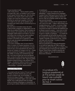 85PORTRAIT | III AVAL |
et maintenant…
« Je n’avais pas envie de m’enfermer dans une
bibliothèque », éclaire l’homme de la compagnie
Lumière d’aout. Plutôt que la tour d’ivoire, Alexis
Fichet a opté pour quelques détours, histoire de
lever le voile sur la richesse cachée de cette vallée
trop souvent encaissée.
« Quatre ateliers d’écriture ont été organisés dans la
zone centre de la vallée. » À Bruz, Alexis Fichet a par
exemple découvert « Le cahot », un ancien village
de bateleurs. Très littéraires, ces soirées originales
ont permis de sonder la mémoire des habitants tout
en faisant avancer la science : « nous avons eu droit
à des interventions de spécialistes des chauve-souris,
d’experts en abeilles, de géologues… » Le constat est
qu’il est possible de faire parler les pierres et que
les riverains de la Vilaine ont mordu à l’hameçon.
Appâter l’anguille au placenta de vache ; caresser
une truite sous une berge… La pêche d’Alexis
Fichet a été miraculeuse.
Dans les profondeurs de l’étang des Bougrières
ou au fond du Lagon bleu de Laillé, au gré des
nombreux manoirs de Chavagne ou au milieu d’un
gué imaginaire pris d’assaut par des orpailleurs
bretons, Alexis Fichet a fouillé la mémoire des
sables à l’origine de cette cité nommée Rennes.
Émouvant, forcément.
WWW.LUMIEREDAOUT.NET
Un jour incertain à Laillé…
« Elle t’avait prévenu : ‘ Tout le monde te parlera
d’un lagon bleu, mais c’est meilleur le soir, ou même
la nuit, quand il devient lagon noir. Alors les arbres
chuchotent, l’eau respire et parle comme une fée.
Le lagon a été creusé par les hommes, mais ce sont
désormais les esprits qui le peuplent. On dit qu’il
s’est rempli en une nuit, que les machines qui le
creusaient sont restées au fond. On dit aussi qu’il n’a
pas de fond.’ »
Des mots lierre s’enroulent autour des récits
d’Alexis Fichet, imaginés en collaboration avec les
hôtes de ses ateliers d’écriture. Chez le metteur en
scène rennais, une Lumière d’août, du nom de sa
compagnie, brille toujours sur le fleuve. Les rives
sont reines et les riverains rois, acteurs studieux
d’une Fabrique un peu folle qu’il a accepté
d’animer à l’invitation de la coopérative Cuesta,
dans le cadre des projets expérimentés dans la
Vallée de la Vilaine.
« J’ai un bac scientifique mais j’ai aussi étudié les
lettres. La nature m’a toujours passionné, et je n’ai
jamais cessé de nourrir une curiosité pour le vivant
autour de moi. J’écris naturellement des choses à la
jonction de l’animal, de l’écologie et de l’art. » Puisés
au plus profond de l’imaginaire ou au plus près
des réalités, ses récits nous emmènent loin, très
loin : sur la mer de Falun qui recouvrait Rennes
jadis, ou dans les sables émouvants des étangs qui
servirent hier à cimenter la ville. Vingt-cinq petites
histoires invitant le lecteur à une odyssée sur la
Vilaine, « de plusieurs millions d’années en arrière à
2020 », et que l’on retrouvera dans un guide
« détouristique » à paraître ultérieurement.
Un pavé dans l’Hacmard
« Les projets portés par Cuesta et Ter pour valoriser
la Vilaine me parlent d’autant plus que je fais
souvent le chemin à vélo, via la Prévalaye, en
direction des étangs d’Apigné. » L’idée d’un livre
s’appropriant de manière légère, toute cette matière
liquide, tout ce sable glissant entre nos doigts,
toutes ces histoires fantastiques ou fantasmées, ne
pouvait que le séduire. Redécouvrir le territoire, ici
« La nature m’a
toujours passionné, et
je n’ai jamais cessé de
nourrir une curiosité
pour le vivant autour
de moi. »
 