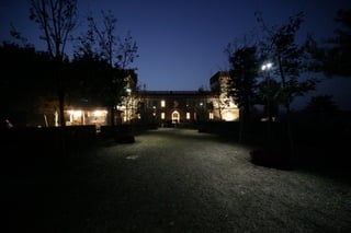 Congressi, convegni e meeting a Varese. Una villa varesina di notte durante un evento