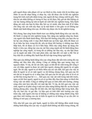 giết người được mắc phạm với sự vui thích to lớn, trước tiên là tra khảo nạn
nhân và sau đó nhạo báng, sỉ nhục họ, việc đó được cho là hết sức nghiêm
trọng bởi tính cách phi nhân trong việc người đó hay chúng sinh bị giết. Nếu
tâm kẻ sát nhân không có lương tri hay sự hổ thẹn, bấy giờ do hắn không có
các lực lượng chống lại nên tà hạnh sát sinh hết sức nghiêm trọng. Nếu hành
động sát sinh của bạn bị thúc đẩy bởi sự vô minh, như làm một lễ tế thần,
cho rằng việc sát sinh này thực sự là một hành vi tôn giáo và nó không tạo
thành một hành động tiêu cực, thì điều này được cho là rất nghiêm trọng.
Nói chung, bạn càng hoàn thành trọn vẹn những hành động tiêu cực nào đó,
thì hành vi càng trở nên nghiêm trọng. Sức nặng của nghiệp cũng tùy thuộc
vào người tiến hành hành động. Nếu bạn hồi hướng công đức của bạn cho sự
lợi lạc của chúng sinh vì mục đích thành tựu sự Giác ngộ, điều đó được coi
là có hiệu lực hơn, trong khi đó, nếu nó được hồi hướng vì những mục đích
thấp hơn, thì sẽ được coi là ít hữu hiệu. Điều này cũng được áp dụng cho
hành vi tiêu cực; động lực của các mê lầm càng mạnh mẽ thì hành động theo
nghiệp lực càng mạnh, và trong tất cả những mê lầm này, sự sân hận được
coi là mạnh mẽ nhất. Chỉ một phút chốc sân hận đối với một vị Bồ Tát sẽ
hủy diệt tất cả những đức hạnh bạn đã tích tập trong hàng ngàn kiếp.
Hậu quả của những hành động tiêu cực cũng được đặt nền trên cường độ của
những mê lầm thúc đẩy chúng. Cũng có những hậu quả tương ứng với
nguyên nhân. Ví dụ, do tội sát sinh, ngay cả khi đã tái sinh trong đời sống ở
các cõi thấp, người ta được tái sinh làm người, nhưng đời người ấy sẽ ngắn
ngủi. Do ăn cắp, người ta sẽ thiếu thốn của cải vật chất, kết quả của việc tà
dâm là người ta sẽ có một người vợ rất không chung thủy, kết quả của lời
nói thô ác là người ta sẽ sỉ nhục bạn, kết quả của lời nói gây chia rẽ là sẽ có
sự bất hòa trong bạn bè v.v… Kết quả của việc sát sinh trong một đời trước,
ngay cả khi làm người, người ta sẽ có sự thúc đẩy theo bản năng và thích thú
trong việc sát nhân. Cũng có những kết quả có tính chất môi trường, chúng
cùng chín mùi hơn nữa đối với một tập thể. Ví dụ, do kết quả của việc sát
sinh, người ta sẽ phải sống ở một nơi mùa màng không thật tốt, sự thu hoạch
không phong phú, vùng đất rất khô cằn, khí hậu không thật trong lành, đầy
rẫy các loại cây và gai độc. Là hậu quả có tính chất môi trường của việc
trộm cắp, một người chủ trại sẽ không có những mùa màng thành công. Kết
quả theo môi trường của các tà kiến là người ta sẽ không có sự che chở và
không có nơi quy y (nương tựa).
Nếu như kết quả của giới hạnh, người ta kềm chế không đắm mình trong
những hành động tiêu cực này và quyết định không mê đắm trong chúng, thì
 