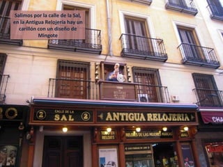 Salimos por la calle de la Sal, en la Antigua Relojería hay un carillón con un diseño de Mingote 