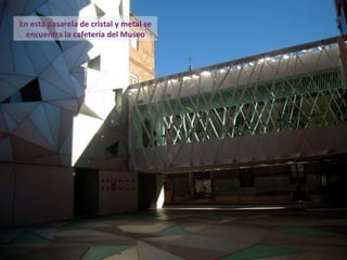 En esta pasarela de cristal y metal se encuentra la cafetería del Museo 