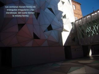 Las ventanas tienen forma de triángulos irregulares y las claraboyas  del suelo tienen  la misma forma 