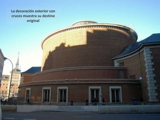 La decoración exterior con cruces muestra su destino original 
