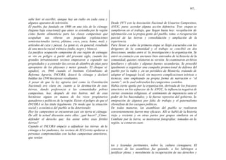 167,


sabe leer ni escribir, aunque hay un radio en cada casa y
algunos aparatos de televisión.                                   Desde 1971 con la Asociación Nacional de Usuarios Campesinos,
El pueblo, fue fundado en 1800 en una isla de la ciénaga          ANUC, para; acordar alguna acción defensiva. Tres etapas se
(laguna baja estacional) que antes se extendía por la región      cumplieron en el trabajo, que llegan hasta hoy: recopilación de
cómo fuente alimenticia para las clases campesinas que            información con la propia gente del pueblo, toma. o recuperación
ocupaban sus riberas en pequeñas explotaciones                    parcial de las tierras y consolidación y ampliación de la
semiestacionales (arroz, plátano, coco, yuca, ñame, maíz y        experiencia.
artículos de caza y pesca). La gente es, en general, resultado    Para llevar a cabo la primera etapa se llegó á acuerdos con los
de una mezcla racial triétnica (indio, negro y blanco).           dirigentes de la comunidad y el trabajo se concibió en dos
La pacífica ocupación campesina de esa región de ciénagas         direcciones, unidas entre sí: la investigación y la organización. Se
se vio en peligro a partir del presente siglo, cuando los         entró en contacto con ancianos bien enterados de la historia de la
grandes terratenientes vecinos empezaron a expandir sus           comunidad, quienes relataron su versión. Se examinaron archivos
propiedades y a extender las cercas de alambre de púas para       familiares y oficiales y algunas fuentes secundarias. Se procedió
apropiarse de los playones y meter ganado. El choque sé           igualmente a organizar una campaña promocional de defensa del
agudizó, en, l966 cuando el Instituto Colombiano de               pueblo por la radio y. en un periódico de Montería, tratando de
Reforma Agraria, INCORA, desecó la ciénaga y declaró              adoptar el lenguaje local, sin mayores complicaciones teóricas o
baldías las 1590 hectáreas resultantes.                           técnicas, sino empleando su propia forma de narración o “el
A pesar de que la ley agraria (así como la Constitución           cuento”, en lo cual sobresalen los campesinos costeños.
Nacional) era clara en, cuanto a la destinación de esas           Había cierta apatía por la organización, derivada de los fracasos
tierras, dando preferencia a las comunidades pobres               anteriores en los esfuerzos de la ANUC, la influencia negativa de
campesinas, hoy, después de tres lustros, mil de esas             ciertas creencias religiosas, el sentimiento de impotencia ante el
hectáreas siguen en manos de los ricos propietarios               poder de los hacendados; y la fuerza represiva del gobierno, la
ganaderos y políticos de la región. Existe el peligro de que el   emigración de algunos por falta de trabajo y el paternalismo
INCORA se las titule legalmente. De modo que la situación         clientelista de los caciques políticos.
social y económica del pueblo se ha deteriorado:                  De todas maneras, las asambleas del pueblo se realizaron
Hoy los campesinos se encuentran casi sin tierra ni ciénaga:      convenientemente fueron muy eficaces. Allí se habló de la historia
De allí la actual discusión entre ellos: ¿qué hacer? ¿Cómo        vieja y reciente y en otras partes por grupos similares en el
defender el derecho que: los asiste sobre esas fértiles           Combate por la tierra, se mostraron fotografías: tomadas en la
tierras?                                                          región, se contaron cuen-
Cuando el INCORA empezó a adjudicar las tierras de la
ciénaga a los pudientes, los vecinos de El Cerrito apelaron a
personas comprometidas con luchas campesinas anteriores,
que venían

                                                                  tos y leyendas pertinentes, sobre la, cultura cienaguera. El
                                                                  consenso de las asambleas fue guiando. a los labriegos a
                                                                  justificar plena; y moralmente la recuperación de sus derechos y
 
