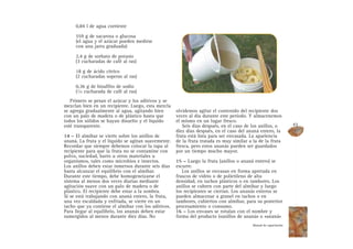 0,84 l de agua corriente
559 g de sacarosa o glucosa
(el agua y el azúcar pueden medirse
con una jarra graduada)
2,4 g de sorbato de potasio
(3 cucharadas de café al ras)
18 g de ácido cítrico
(2 cucharadas soperas al ras)
0,36 g de bisulfito de sodio
(1/4 cucharada de café al ras)
Primero se pesan el azúcar y los aditivos y se
mezclan bien en un recipiente. Luego, esta mezcla
se agrega gradualmente al agua, agitando bien
con un palo de madera o de plástico hasta que
todos los sólidos se hayan disuelto y el líquido
esté transparente.
14 – El almíbar se vierte sobre los anillos de
ananá. La fruta y el líquido se agitan suavemente.
Recordar que siempre debemos colocar la tapa al
recipiente para que la fruta no se contamine con
polvo, suciedad, barro u otros materiales u
organismos, tales como microbios e insectos.
Los anillos deben estar inmersos durante seis días
hasta alcanzar el equilibrio con el almíbar.
Durante este tiempo, debe homogeneizarse el
sistema al menos dos veces diarias mediante
agitación suave con un palo de madera o de
plástico. El recipiente debe estar a la sombra.
Si se está trabajando con ananá entero, la fruta,
una vez escaldada y enfriada, se vierte en un
tacho que ya contiene el almíbar con los aditivos.
Para llegar al equilibrio, los ananás deben estar
sumergidos al menos durante diez días. No
olvidemos agitar el contenido del recipiente dos
veces al día durante este período. Y almacenemos
el mismo en un lugar fresco.
Seis días después, en el caso de los anillos, o
diez días después, en el caso del ananá entero, la
fruta está lista para ser envasada. La apariencia
de la fruta tratada es muy similar a la de la fruta
fresca, pero estos ananás pueden ser guardados
por un tiempo mucho mayor.
15 – Luego la fruta (anillos o ananá entero) se
escurre.
Los anillos se envasan en forma apretada en
frascos de vidrio o de polietileno de alta
densidad, en tachos plásticos o en tambores. Los
anillos se cubren con parte del almíbar y luego
los recipientes se cierran. Los ananás enteros se
pueden almacenar a granel en tachos o en
tambores, cubiertos con almíbar, para su posterior
procesamiento o consumo.
16 – Los envases se rotulan con el nombre y
forma del producto («anillos de ananá» o «ananá»
43
Manual de capacitación
 